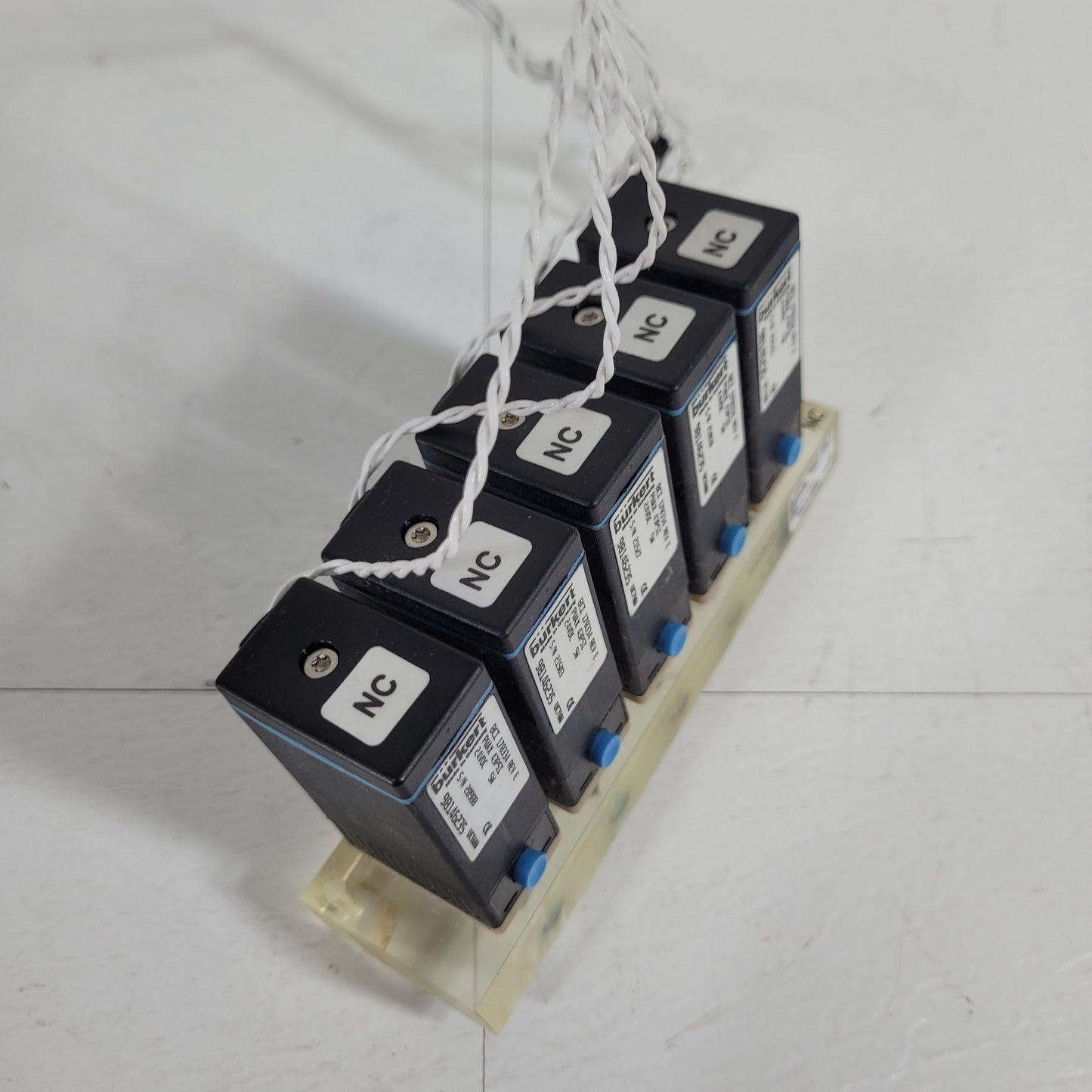 Burkert 722535 UC8MM 5 Station NC Solenoid Valve Manifold 24VDC 5W 43psi 178334