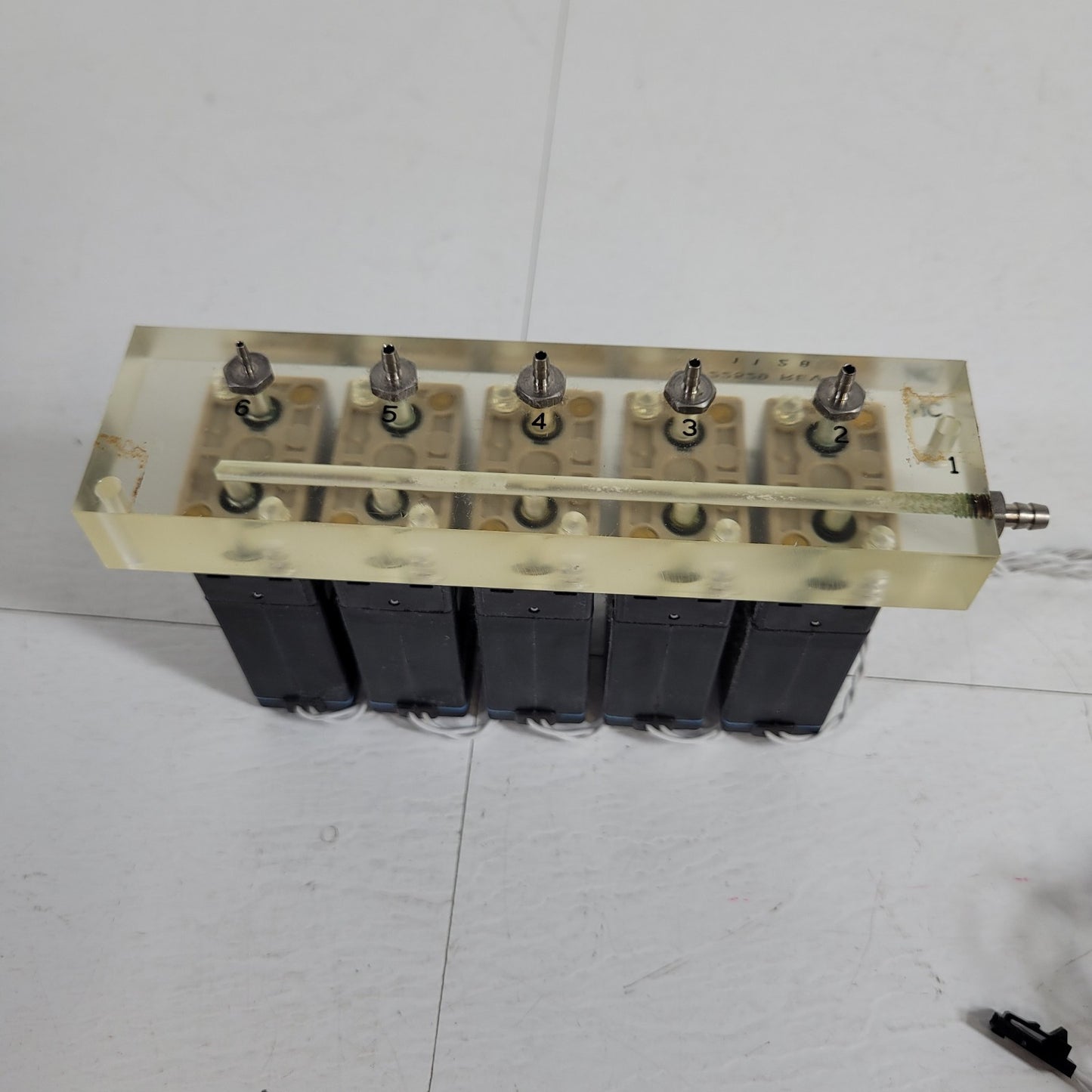 Burkert 722535 UC8MM 5 Station NC Solenoid Valve Manifold 24VDC 5W 43psi 178334