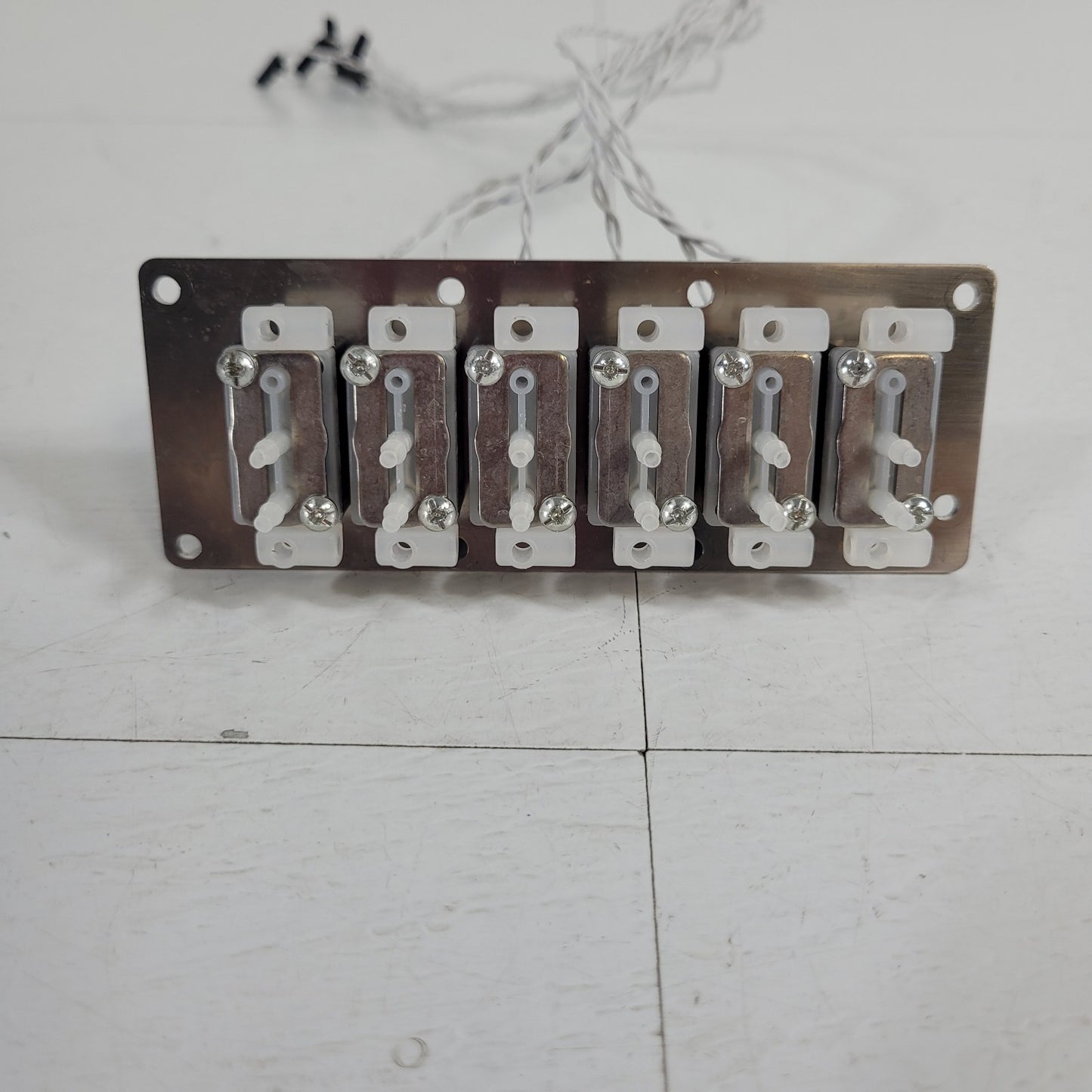 Burkert 627756 UC9MM 6 Station NC Solenoid Valve Manifold 24VDC 3W 43psi W28MM