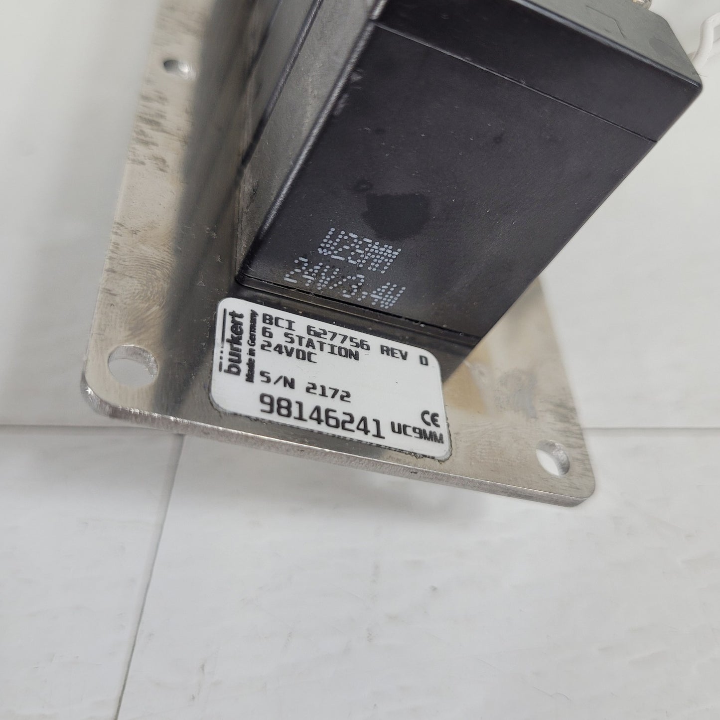 Burkert 627756 UC9MM 6 Station NC Solenoid Valve Manifold 24VDC 3W 43psi W28MM