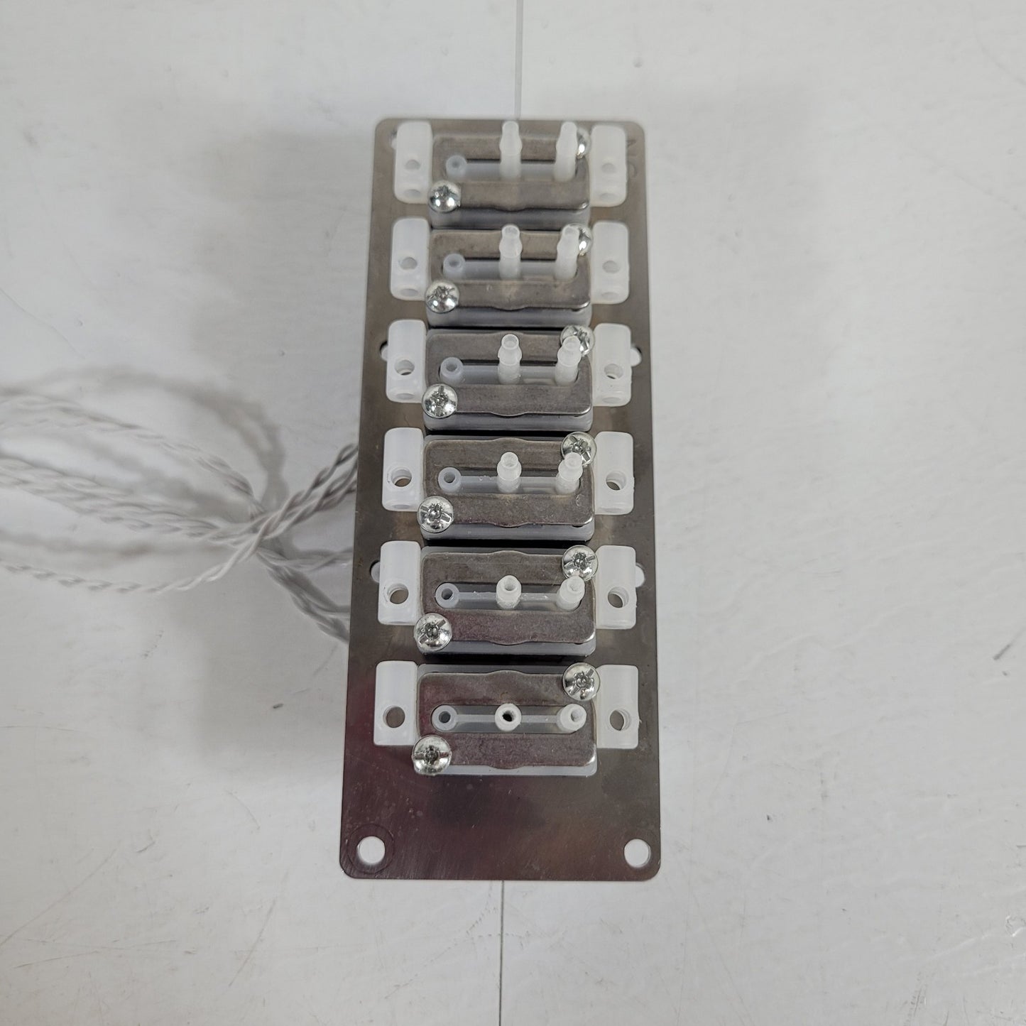 Burkert 627756 UC9MM 6 Station NC Solenoid Valve Manifold 24VDC 3W 43psi W28MM