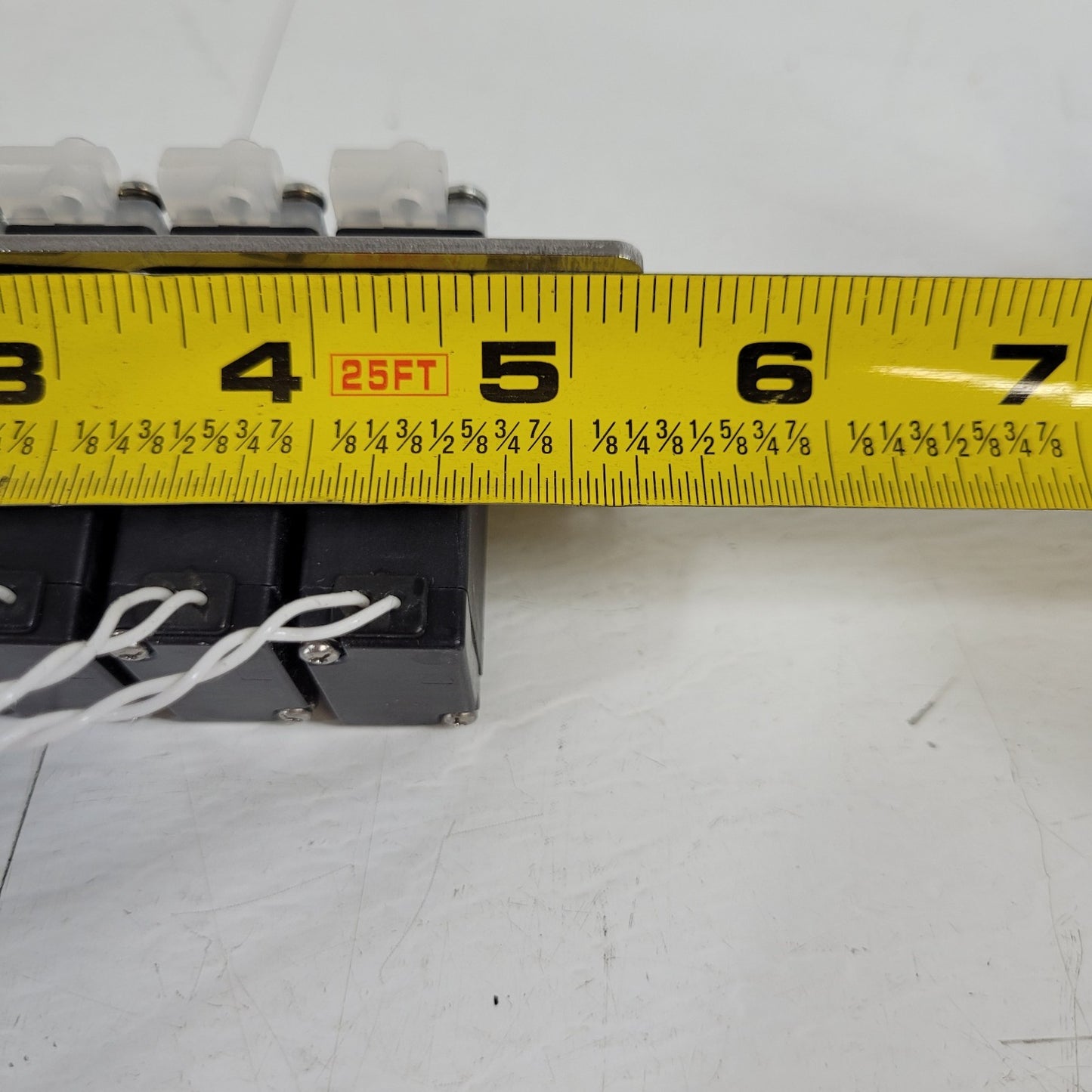 Burkert 627756 UC9MM 6 Station NC Solenoid Valve Manifold 24VDC 3W 43psi W28MM
