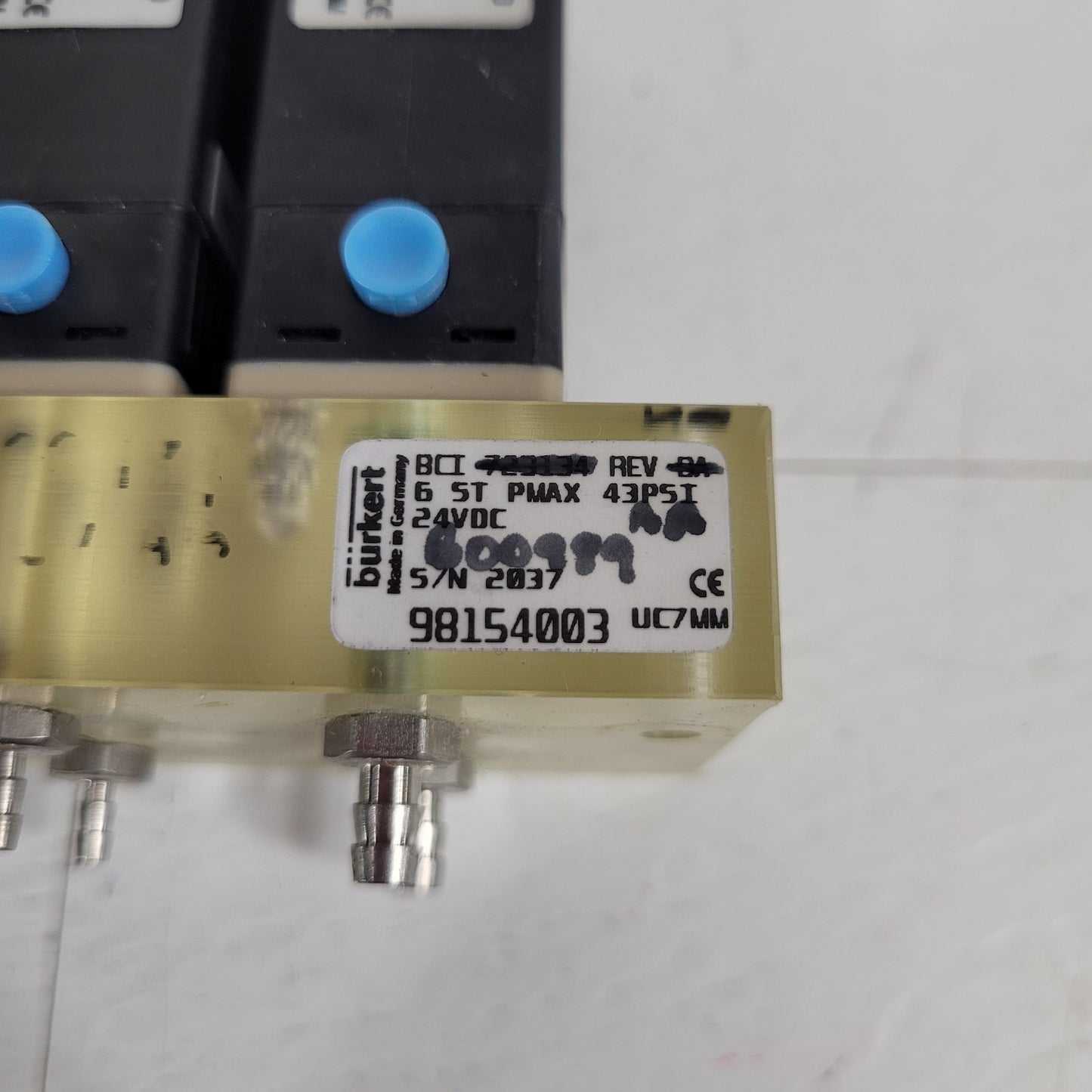 Burkert 600989 UC7MM 6 Station NO NC Solenoid Valve Manifold 24VDC 5W 43psi Max