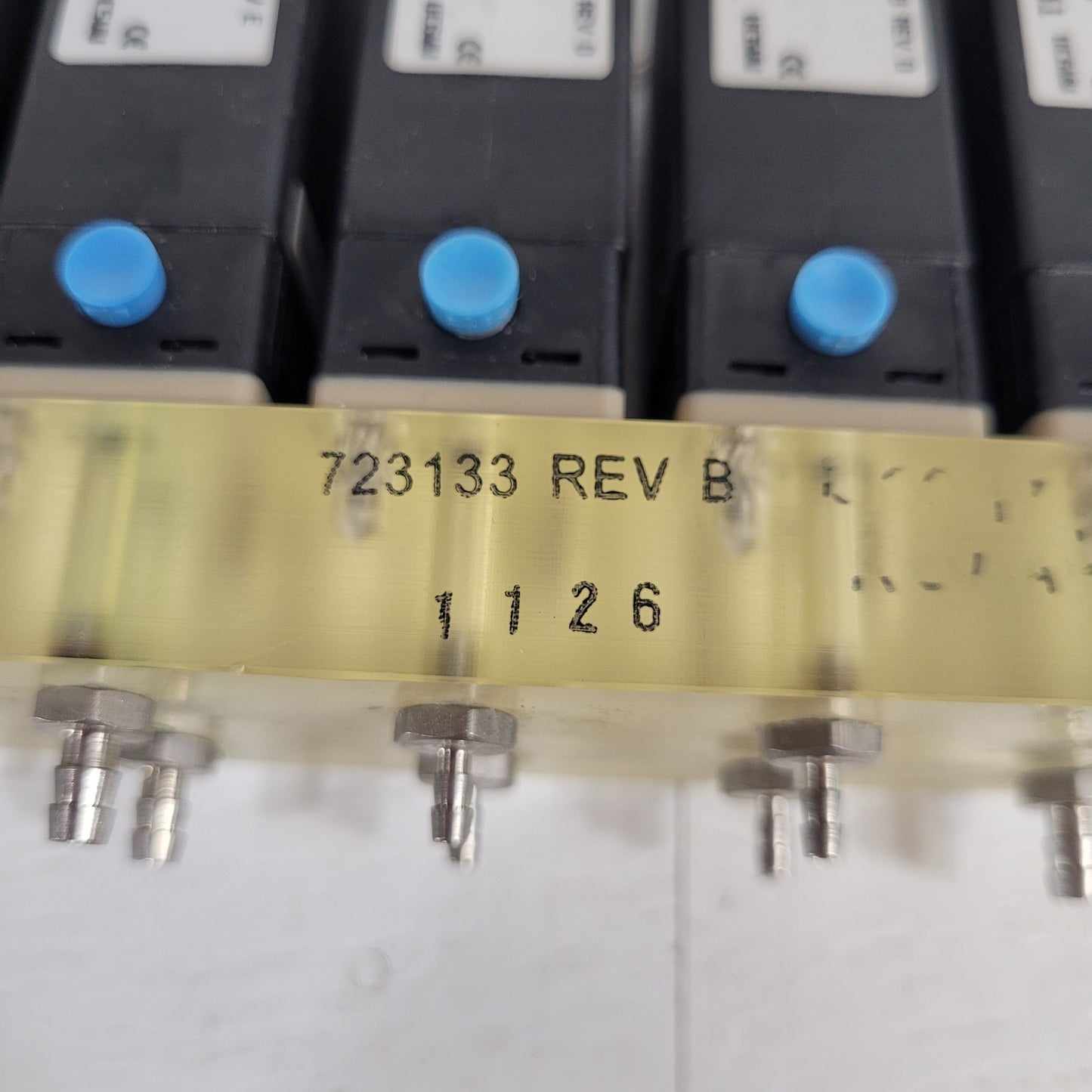 Burkert 600989 UC7MM 6 Station NO NC Solenoid Valve Manifold 24VDC 5W 43psi Max