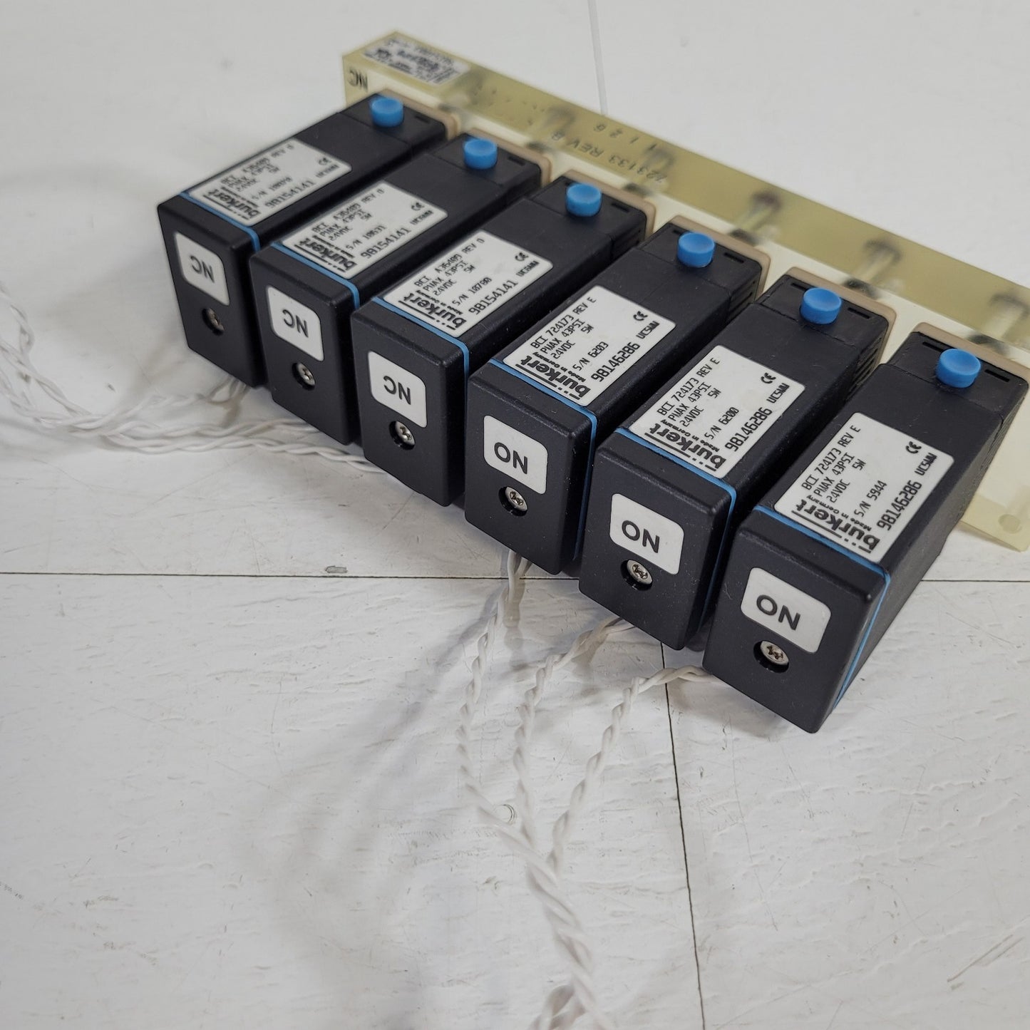Burkert 600989 UC7MM 6 Station NO NC Solenoid Valve Manifold 24VDC 5W 43psi Max