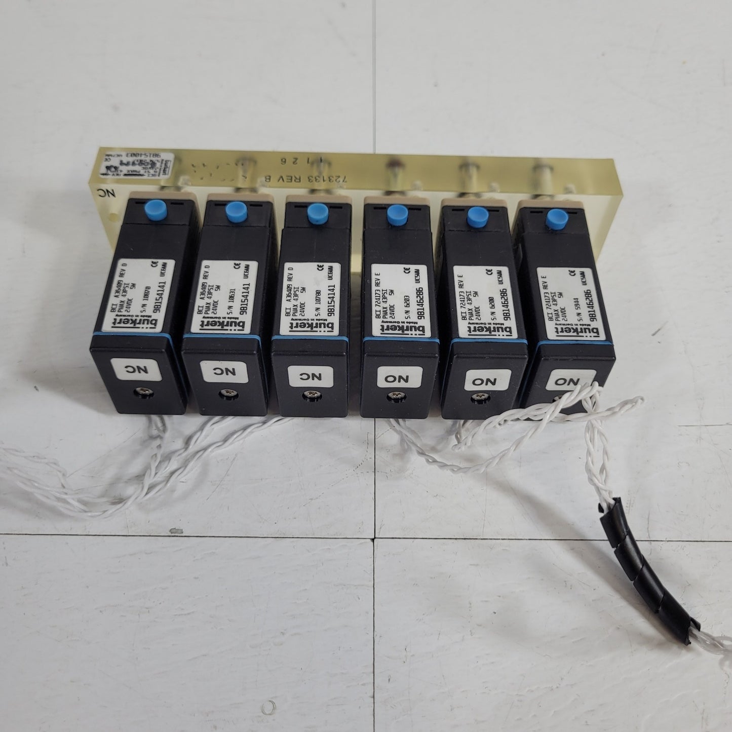 Burkert 600989 UC7MM 6 Station NO NC Solenoid Valve Manifold 24VDC 5W 43psi Max