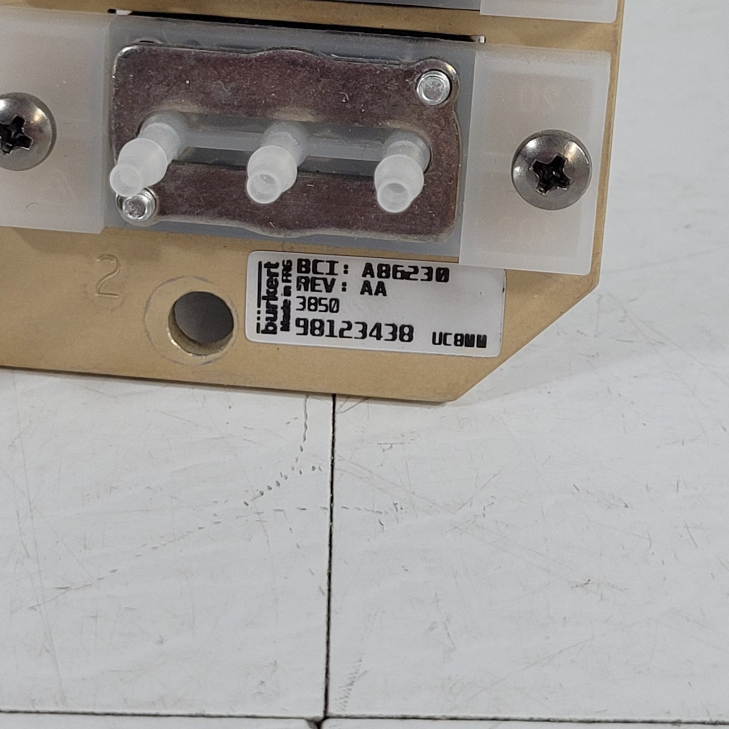Burkert A86230 UC8MM 2 Station 3 Way Solenoid Valve Manifold 24VDC 3W 29psi Max
