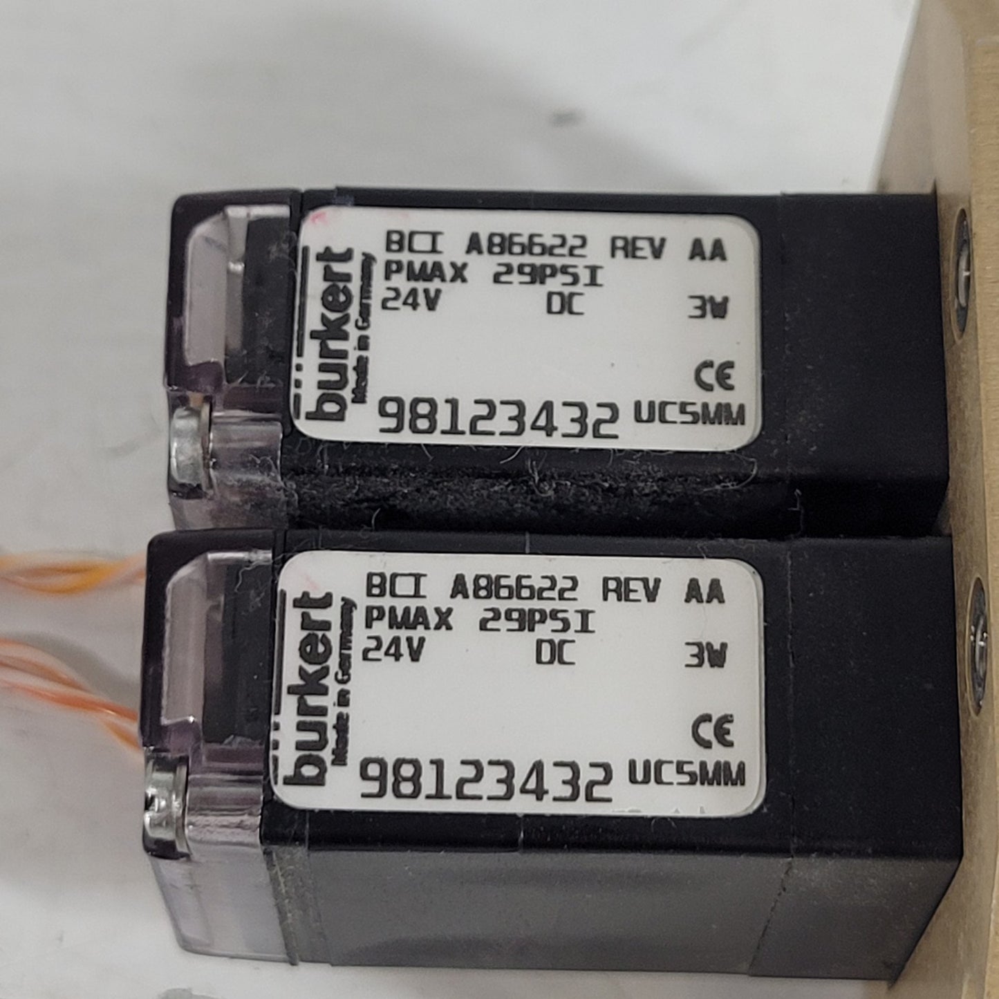 Burkert A86230 UC8MM 2 Station 3 Way Solenoid Valve Manifold 24VDC 3W 29psi Max