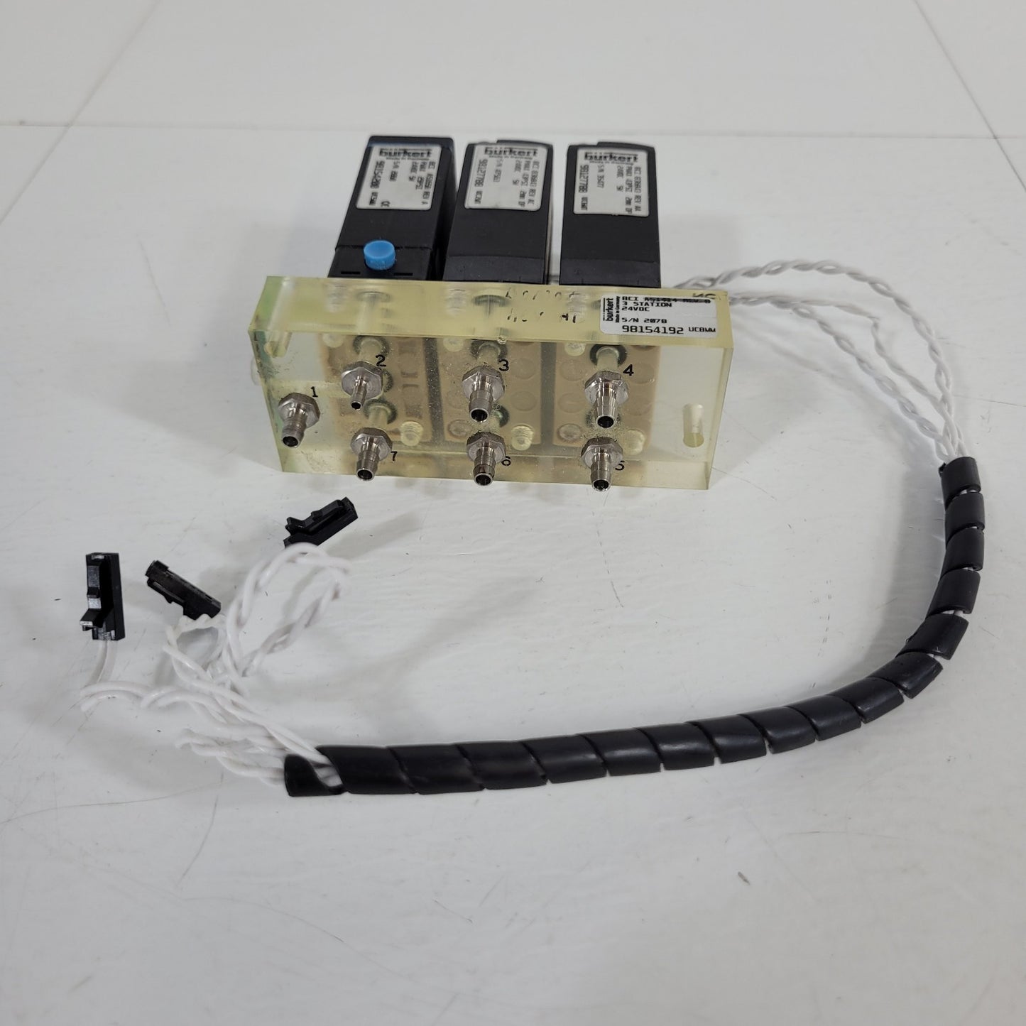 Burkert A51414 3 Station UC8MM Solenoid Valve Manifold 24VDC 43psi 5W Three Way