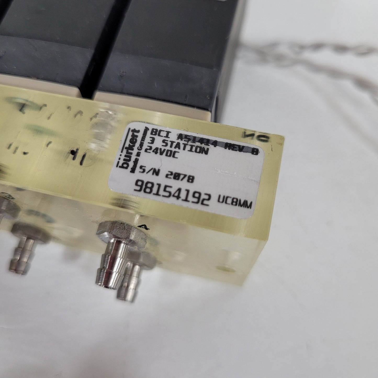 Burkert A51414 3 Station UC8MM Solenoid Valve Manifold 24VDC 43psi 5W Three Way