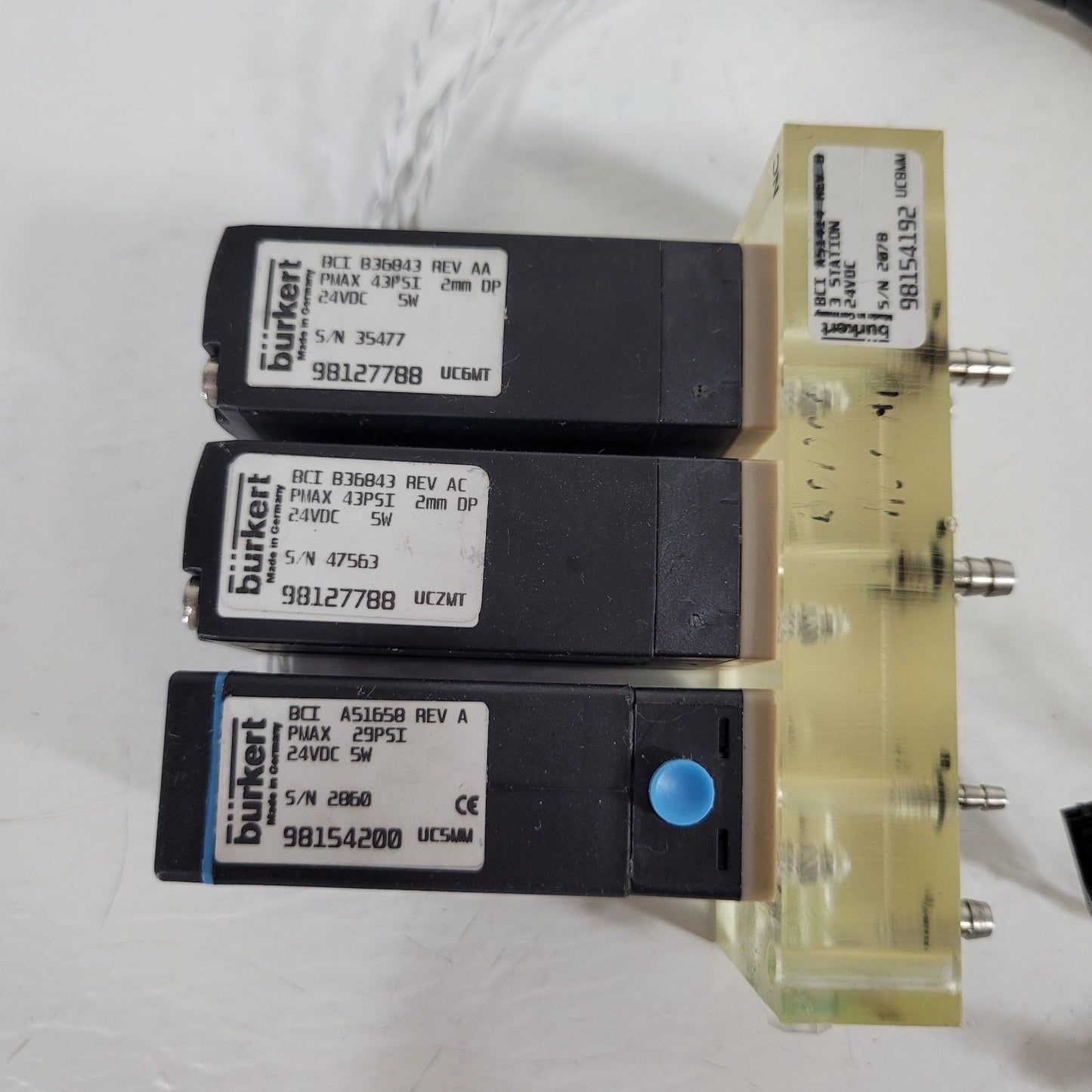 Burkert A51414 3 Station UC8MM Solenoid Valve Manifold 24VDC 43psi 5W Three Way