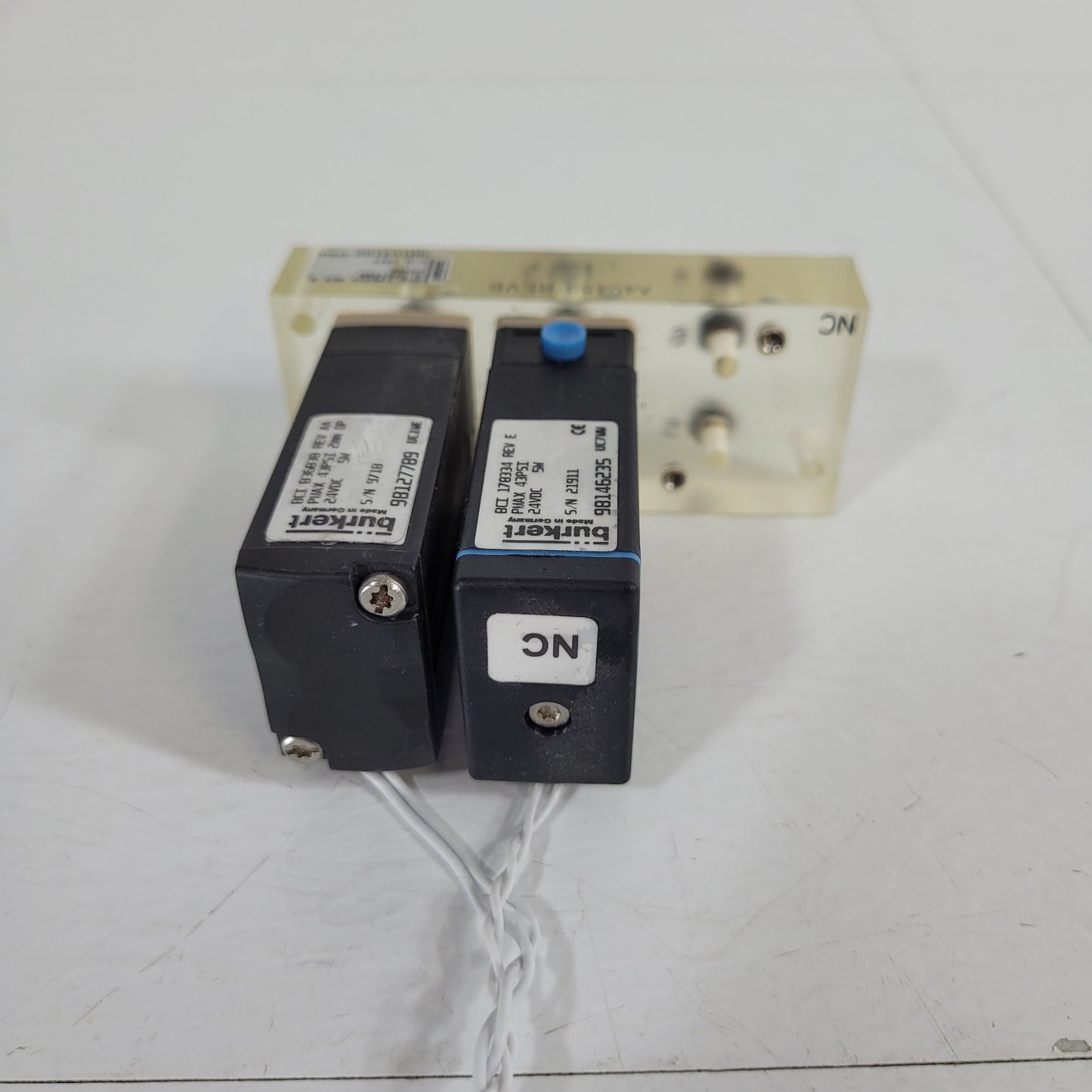 Burkert A40455 2 Station Solenoid Valve Manifold 24VDC 5W 43psi Max NC Operation