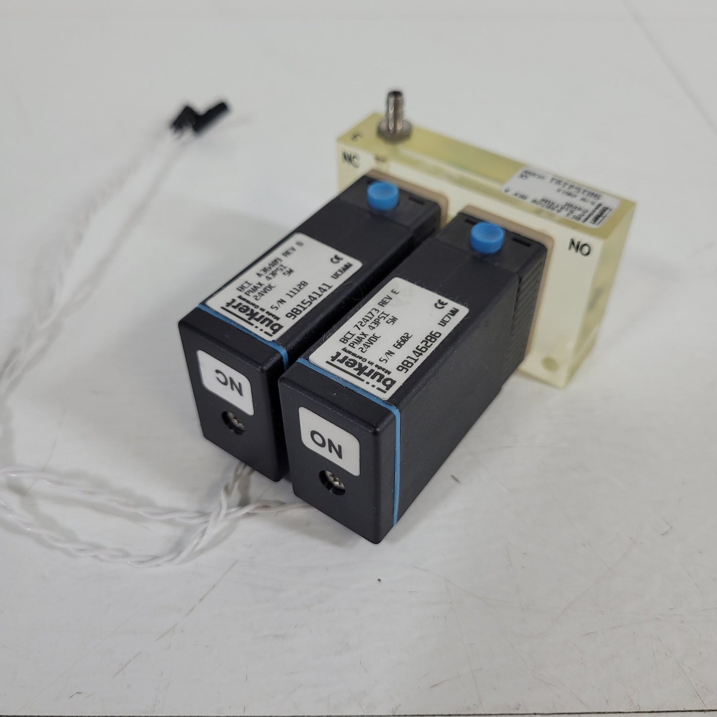 Burkert A48728 2 Station Solenoid Valve Manifold 24VDC 5W 43psi NO/NC Operation