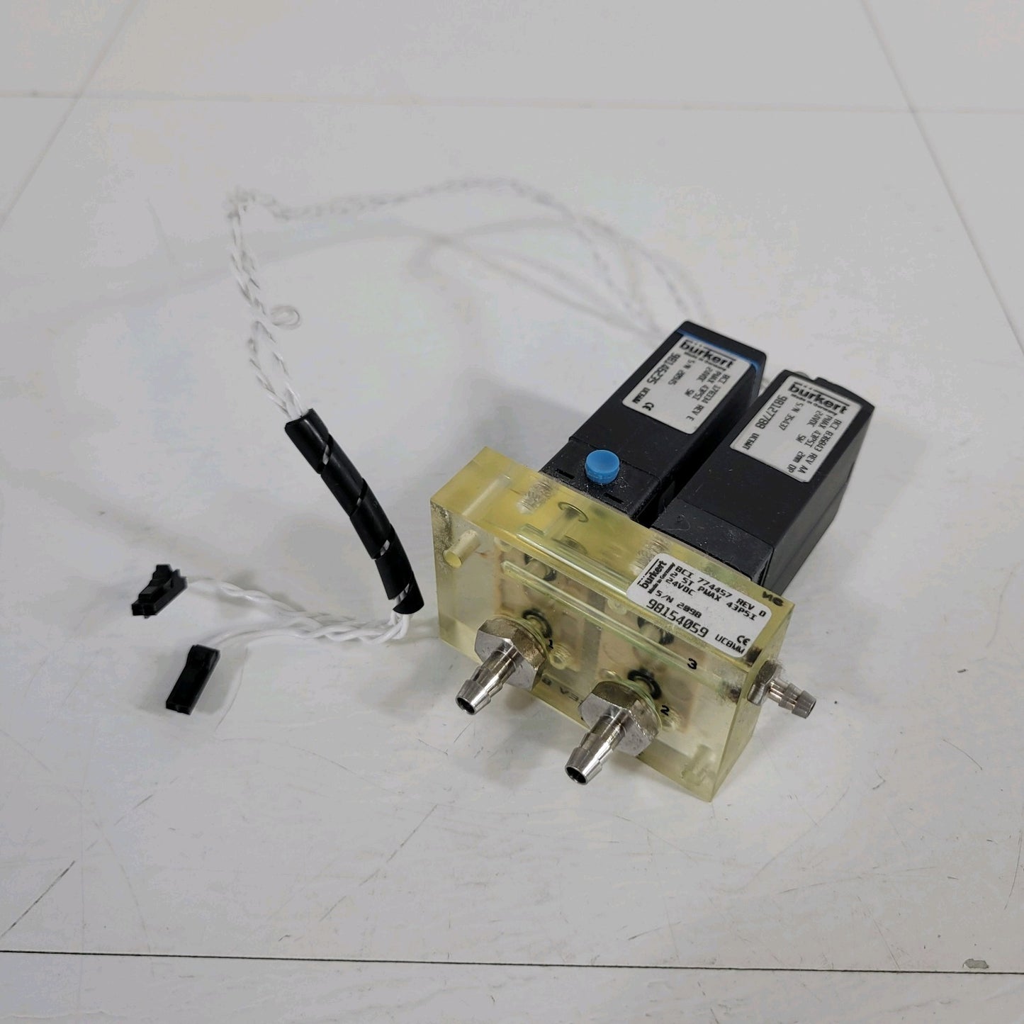 Burkert 774457 2 Station Solenoid Valve Manifold 24VDC 5W 43psi Max NC Operation