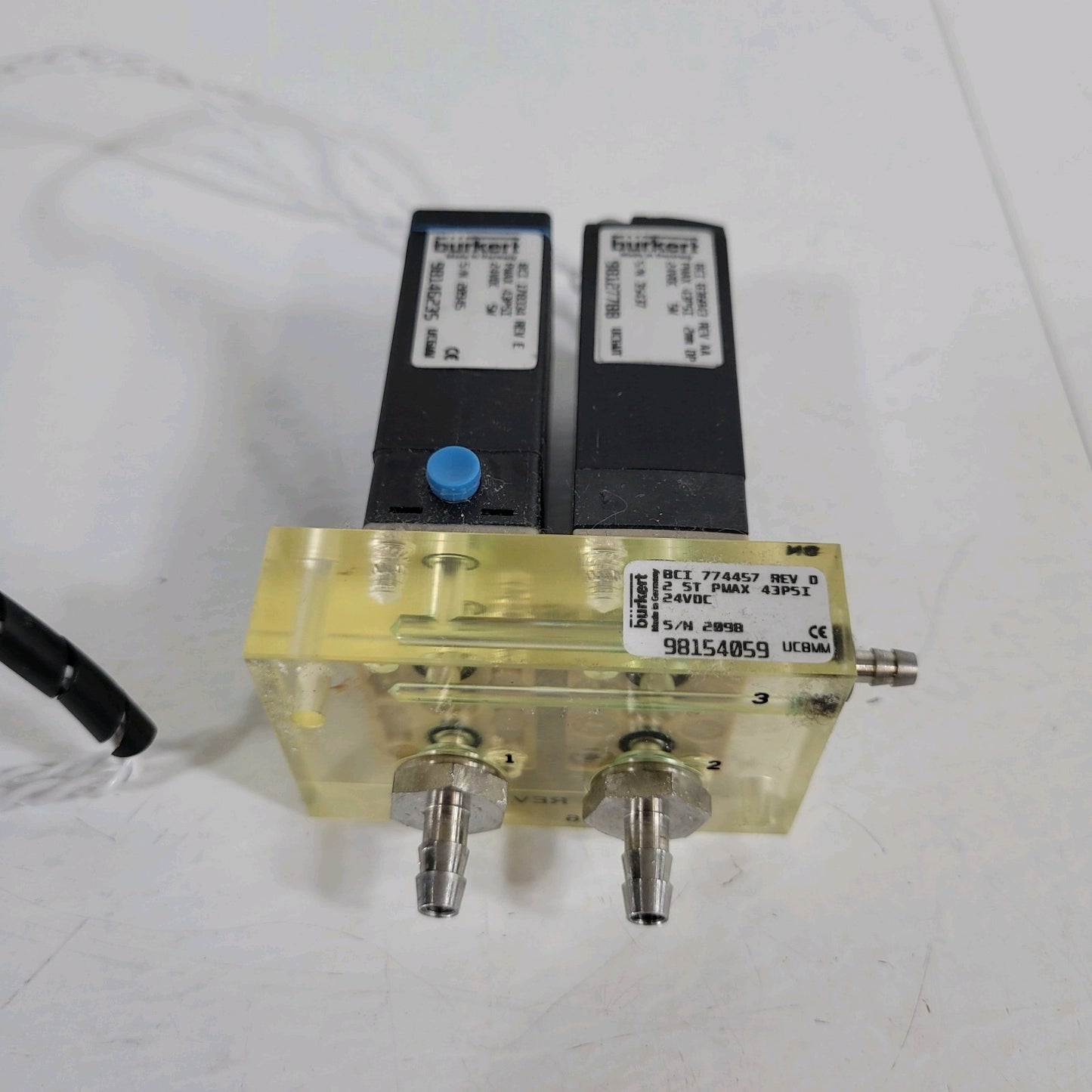 Burkert 774457 2 Station Solenoid Valve Manifold 24VDC 5W 43psi Max NC Operation