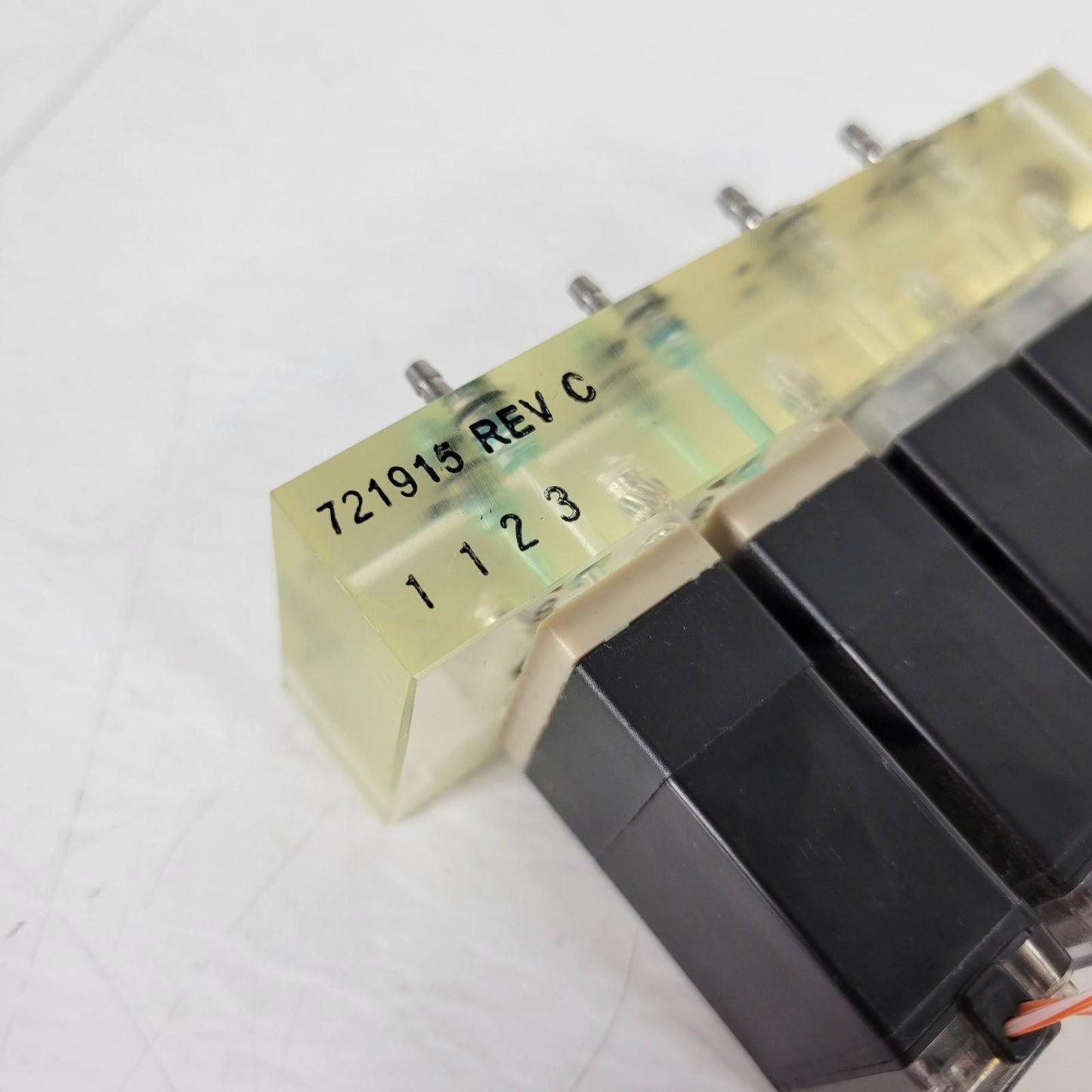 Burkert 98154002 721909 4 Station Solenoid Valve Manifold 24V 3W UC8MM NC 3 Way
