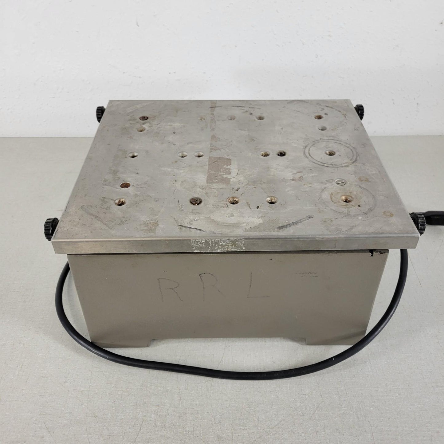 New Brunswick Scientific Co Gyrotory Shaker-Model G2 0-500 RPM 115V 2A