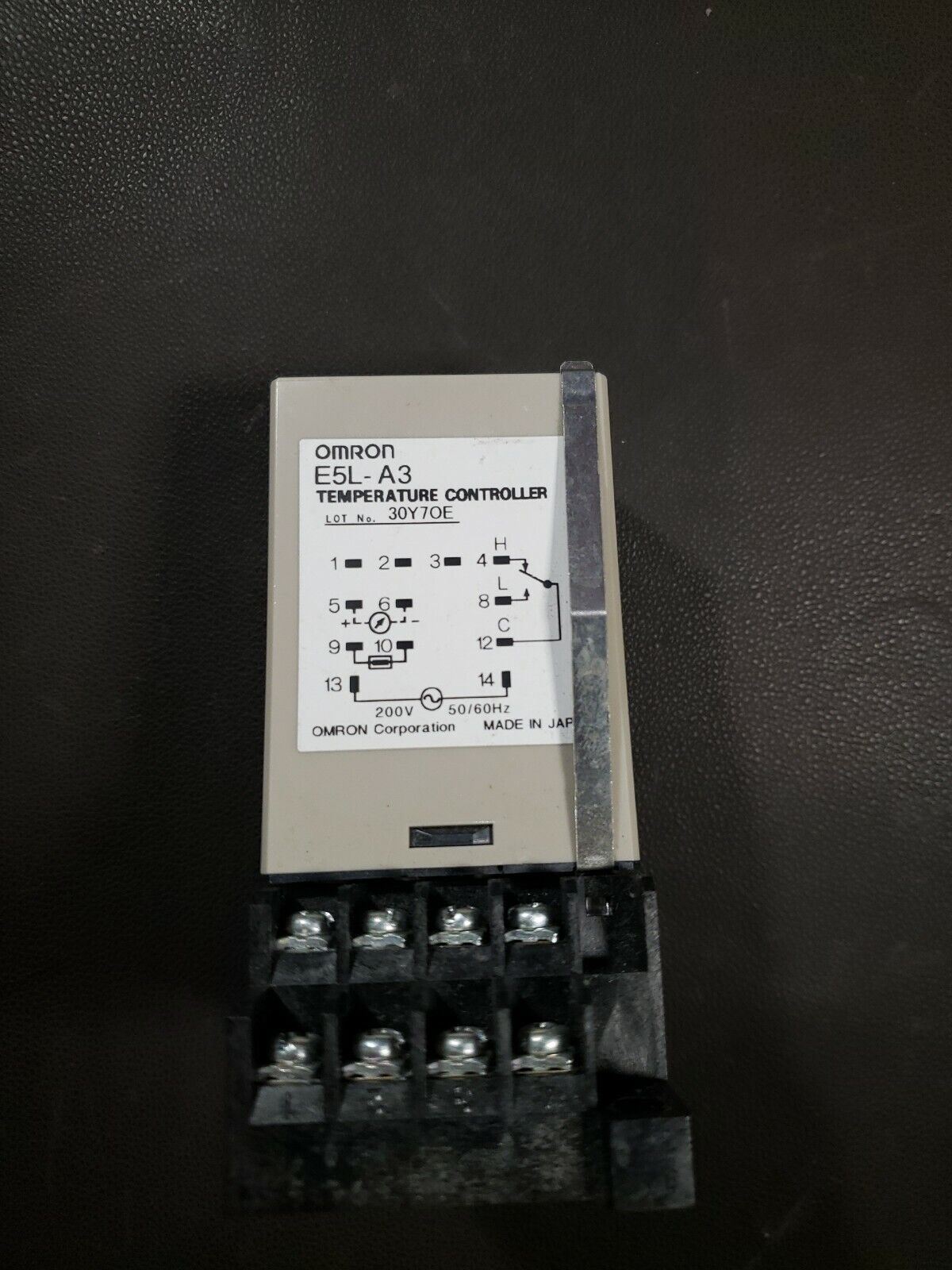 Omron E5L A3 Temperature Controller with 28Y7YF Black Mount