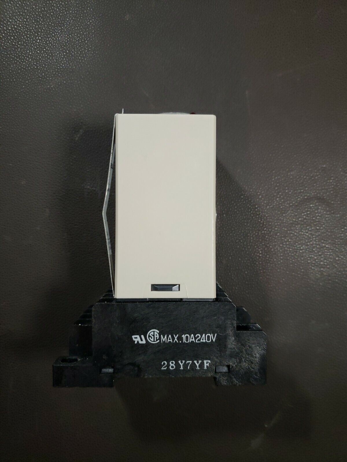 Omron E5L A3 Temperature Controller with 28Y7YF Black Mount