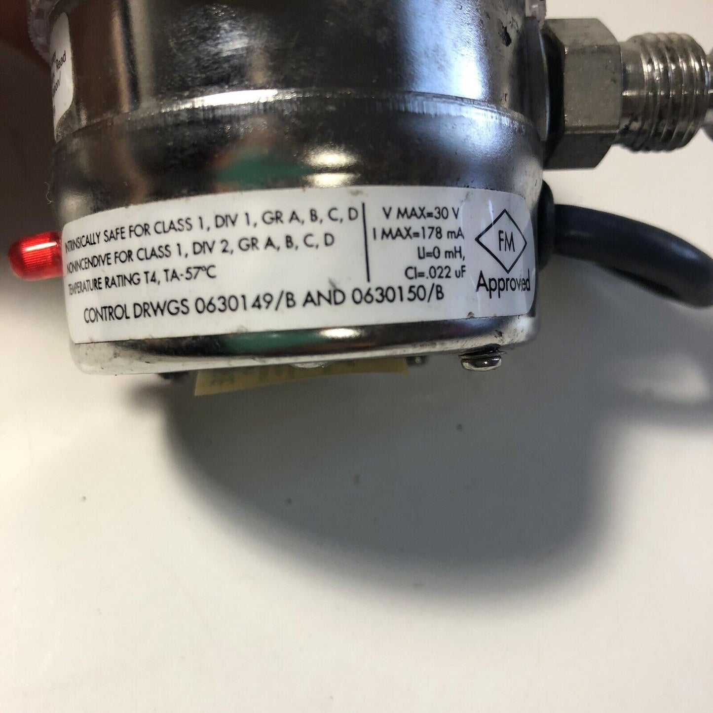 Mykrolis 01-0111-F VCR Vacuum Gauge 100 PSI 1/4" VCR Fitting w Millipore IPS 122