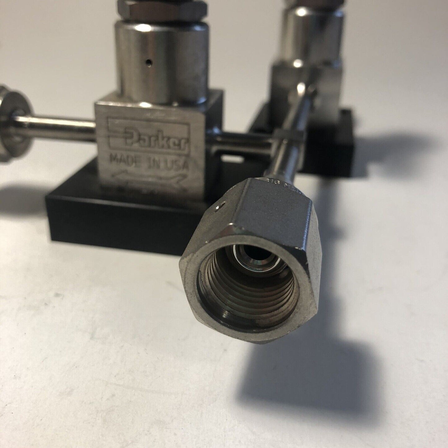 Two Connected Parker 523530 & 523400 Manual Valves 316L Series 15 3000 PSIG VCR