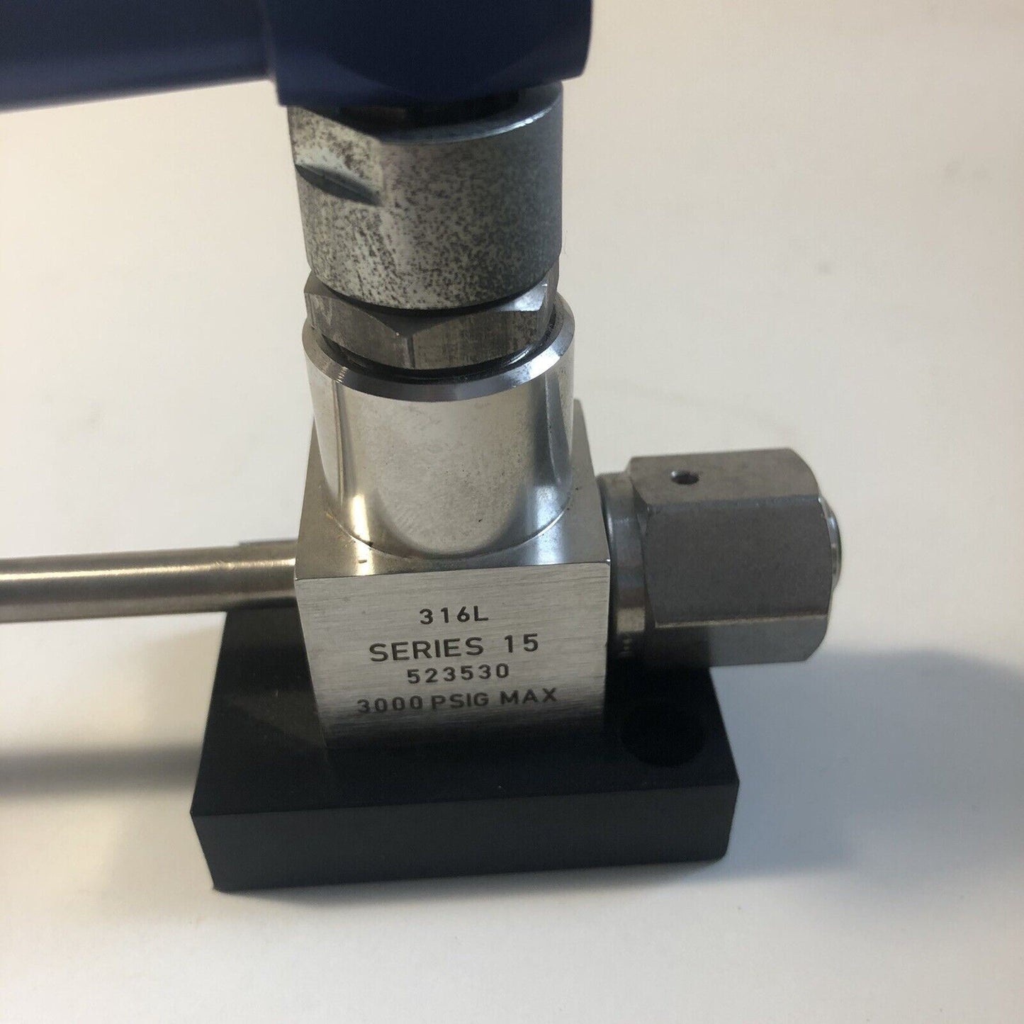 Parker Manual Valve 316L Series 15 523530 3000 PSIG Female VCR 1/4" Fitting