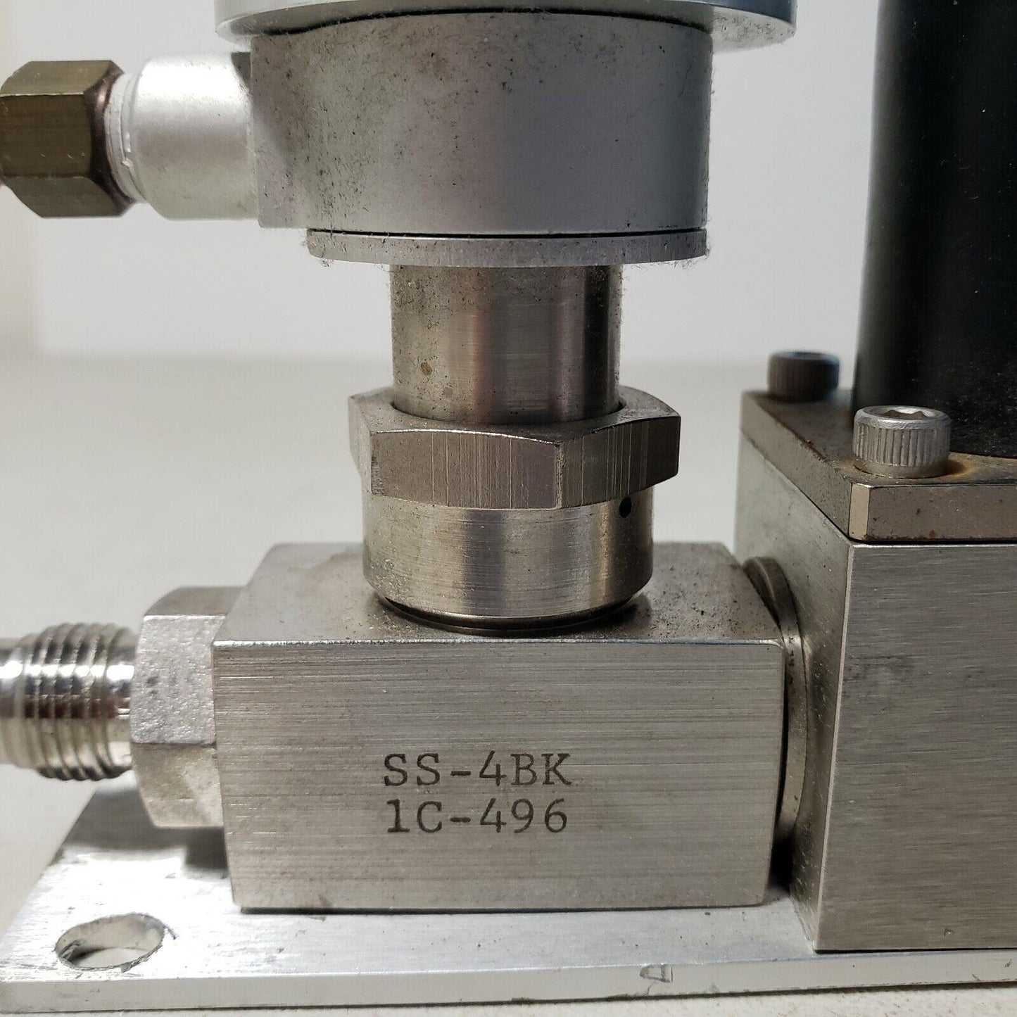 MKS MFC 100 SCCM CF4 Mass Flow Controller 2258B-00100RV 1/4" VCR Fittings