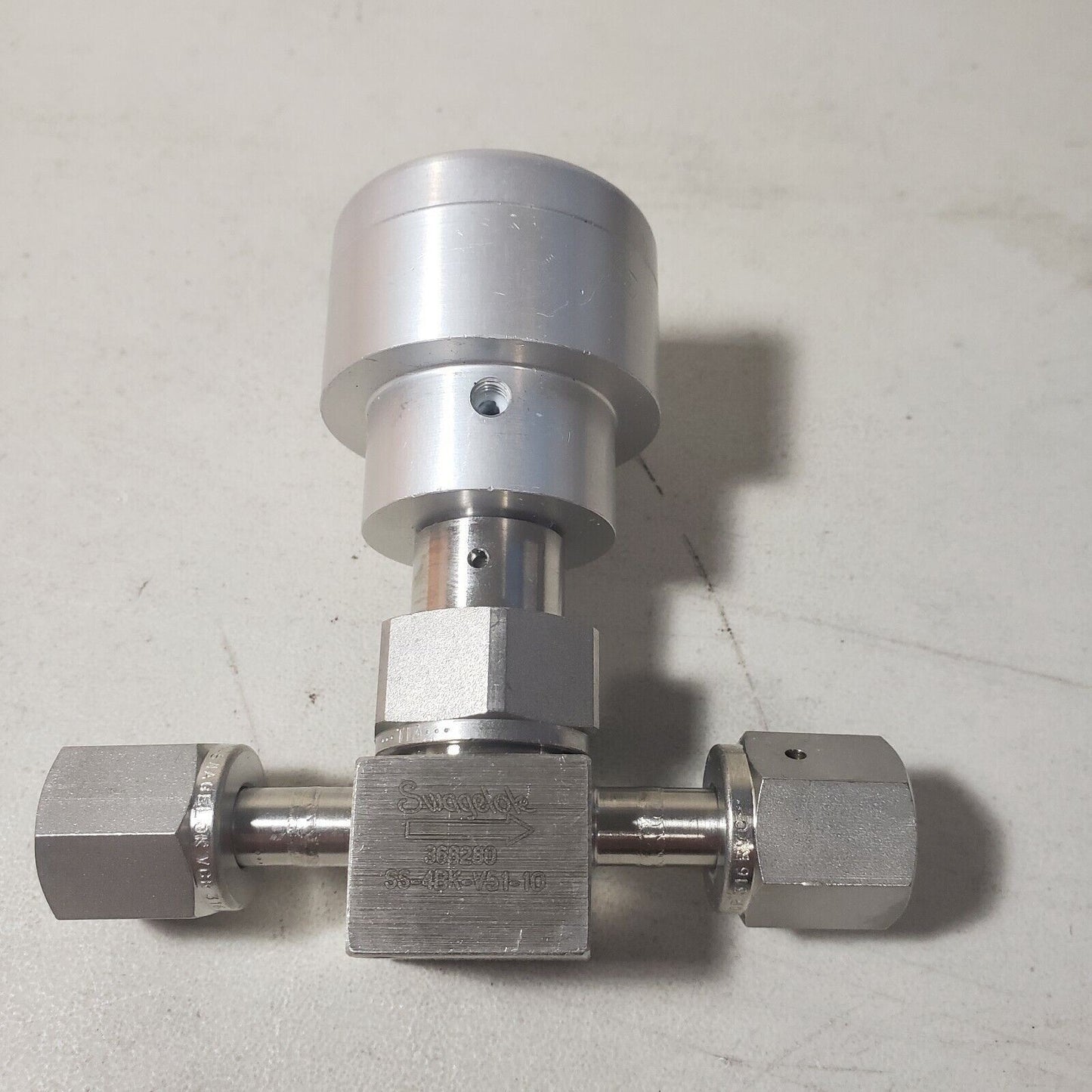 Swagelok 368280 SS-4BK-V51-10 Normally Open Pneumatic Bellows Valve 1/4" VCR F