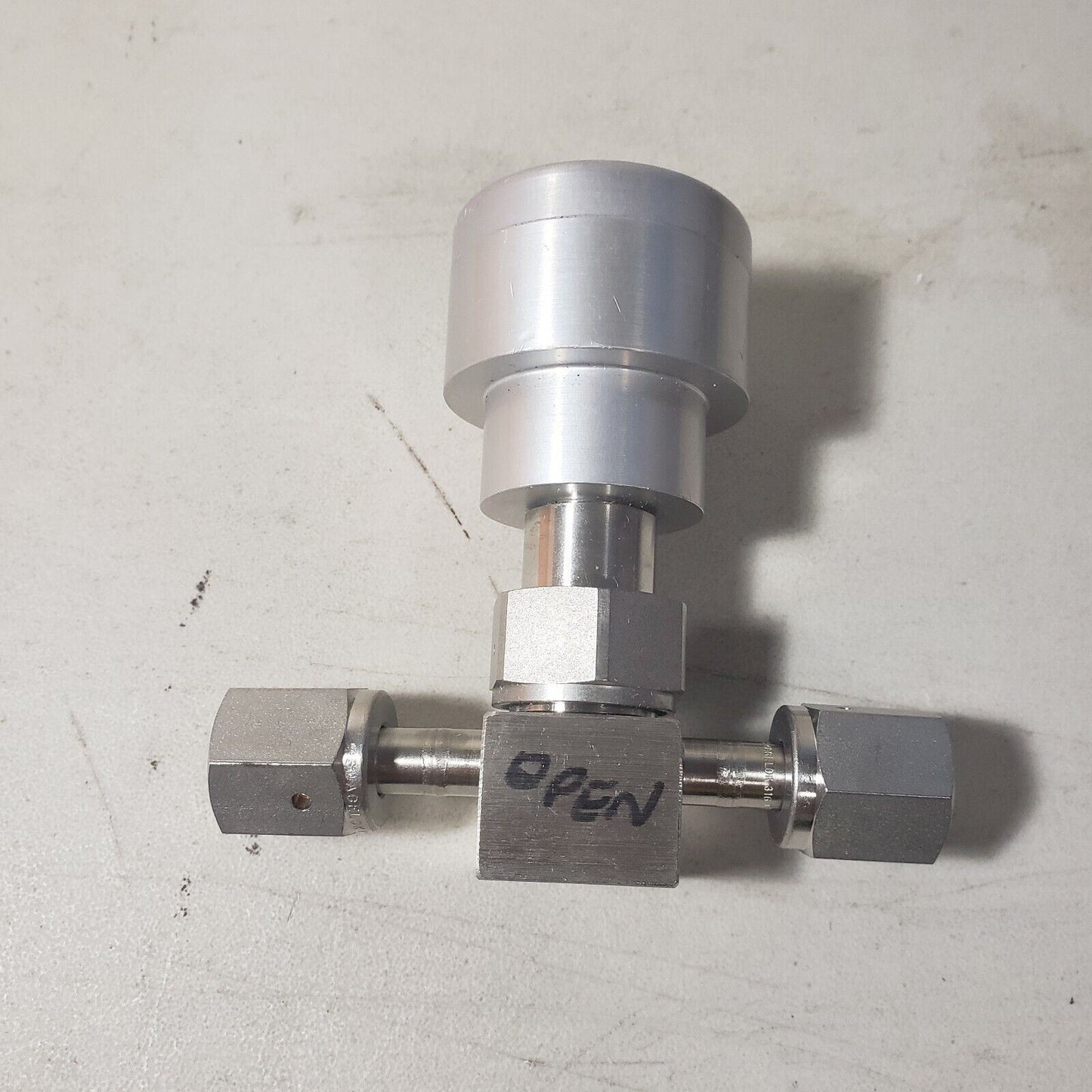 Swagelok 368280 SS-4BK-V51-10 Normally Open Pneumatic Bellows Valve 1/4" VCR F