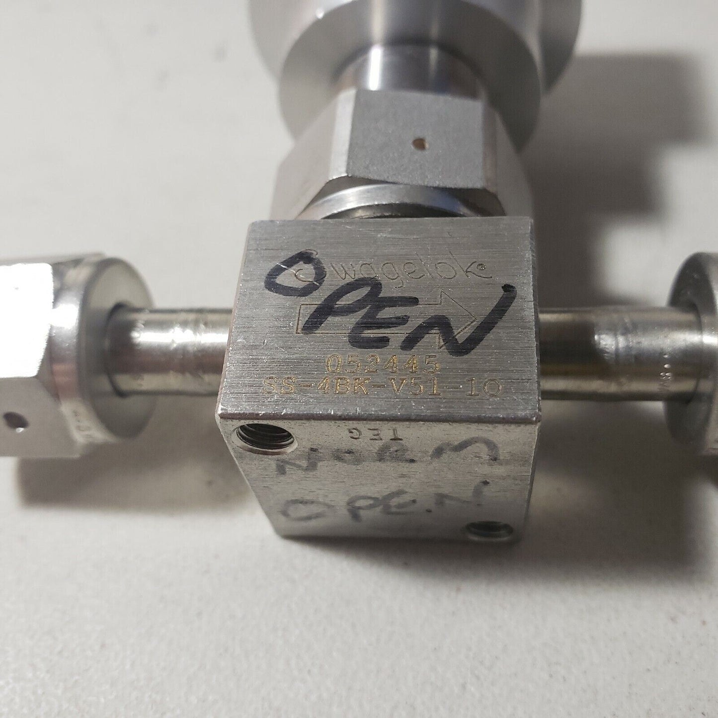 Swagelok 052445 SS-4BK-V51-10 Normally Open Pneumatic Bellows Valve 1/4" VCR F