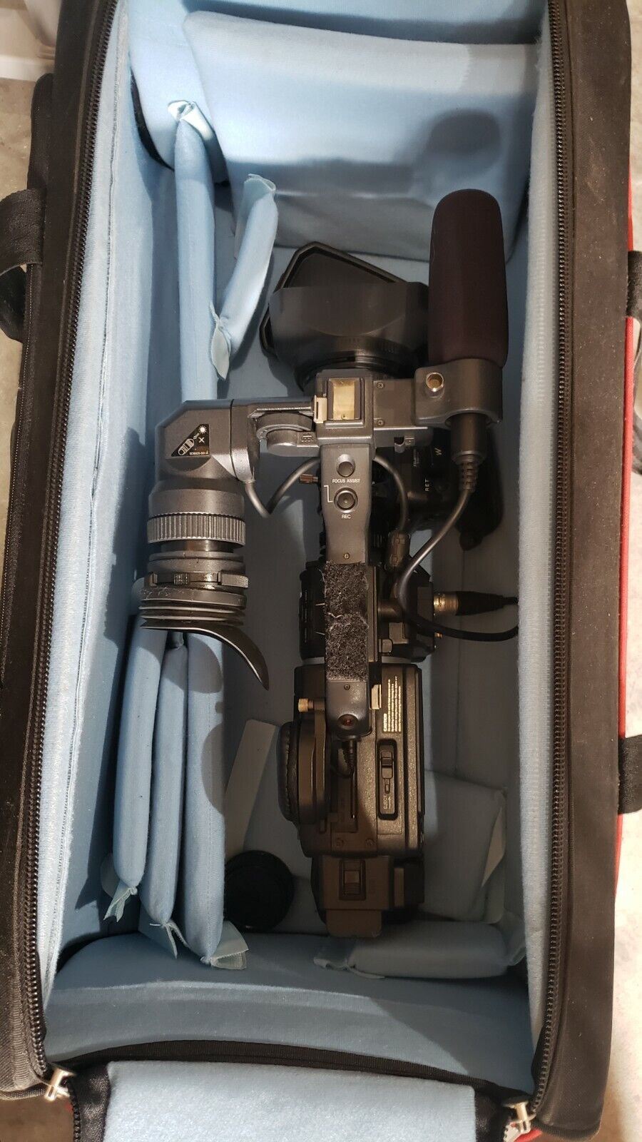 JVC GY-HD110U HD 3-CCD MiniDV Pro Camcorder w/ 16x ProHD Fujinon Lens TESTED