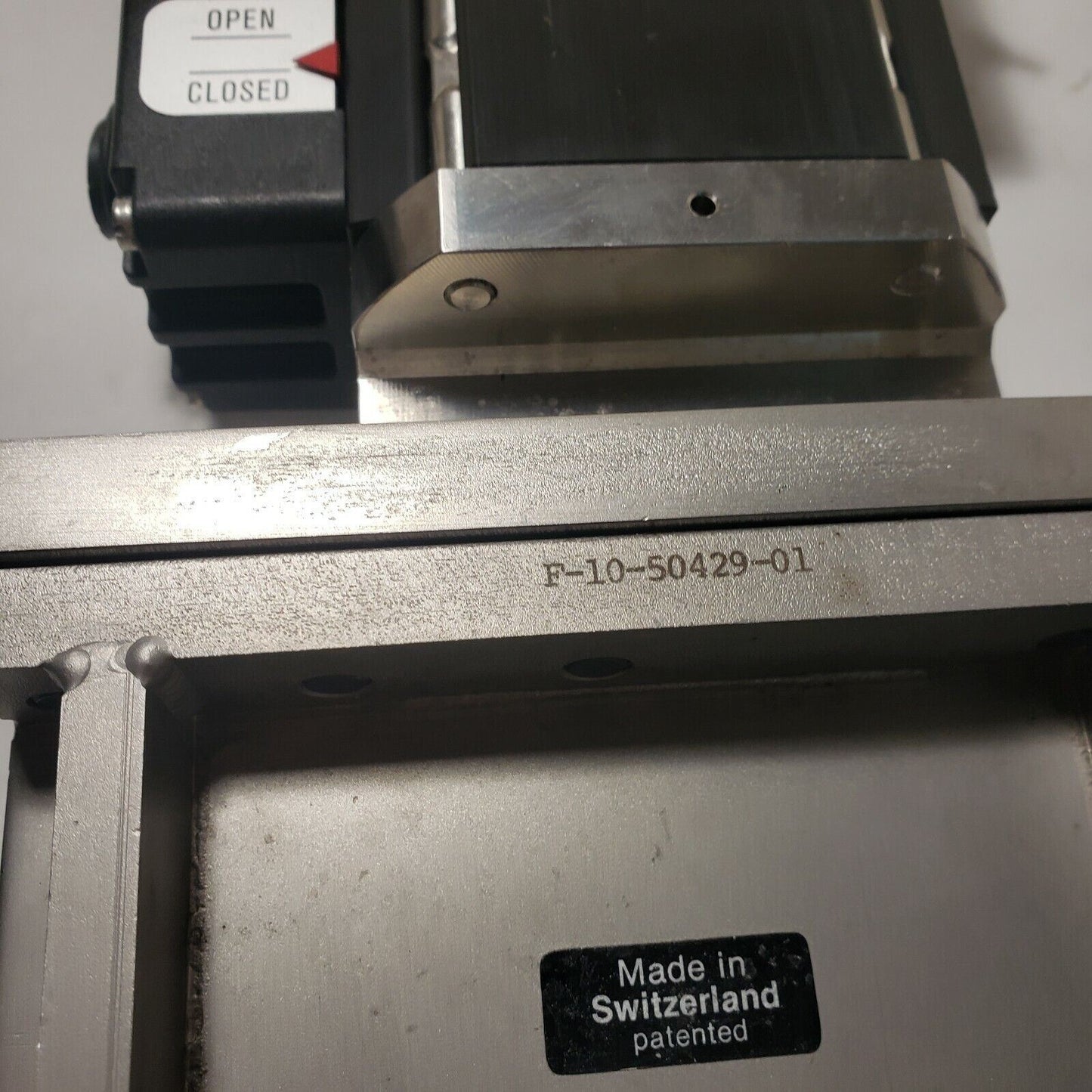 VAT DN100CF 6" Conflat Pneumatic Gate Valve F-10-50429-01 High Vacuum Stainless