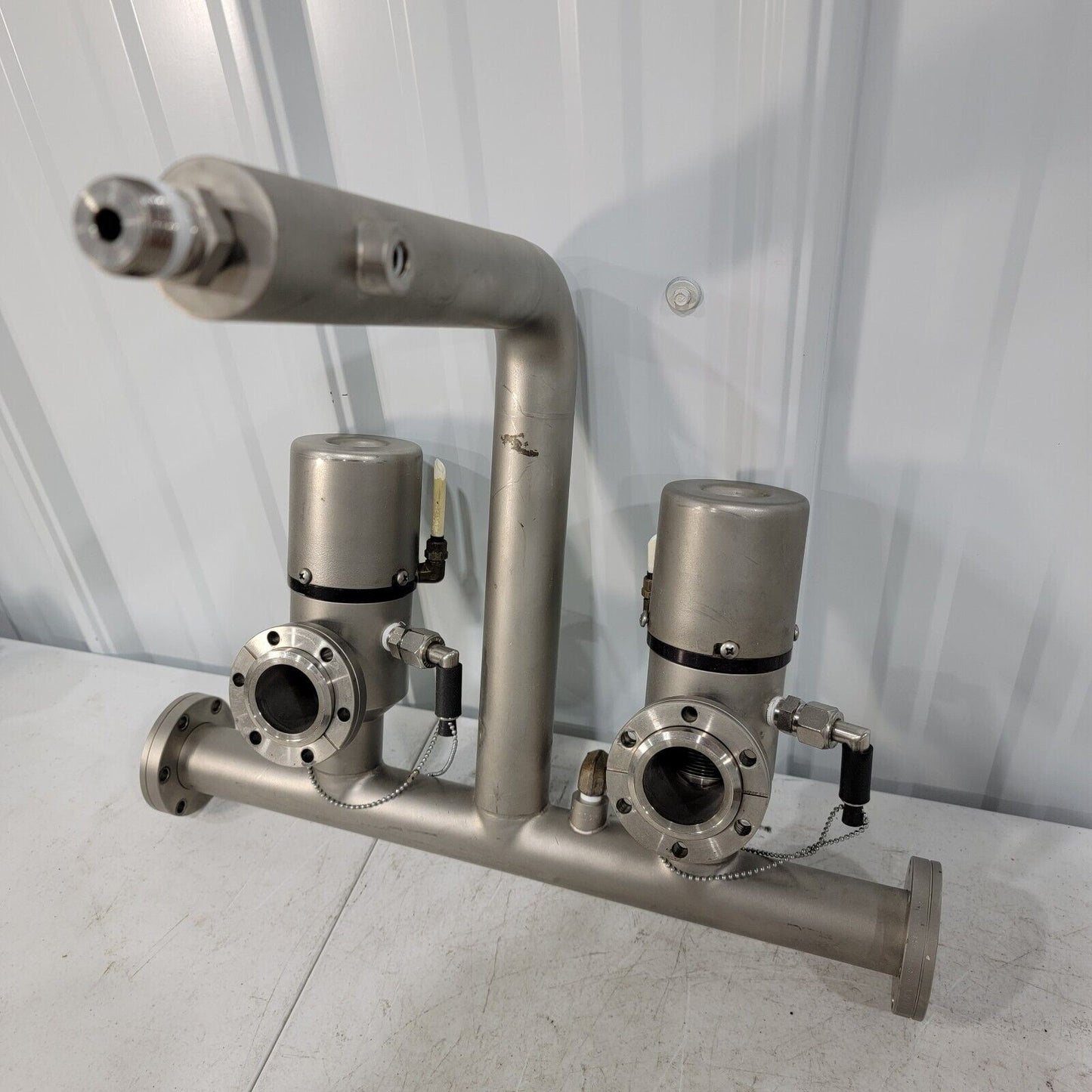 Custom 2.75" CF DN35CF-DN40CF Conflat Manifold w/ 2x Varian Right Angle Valves