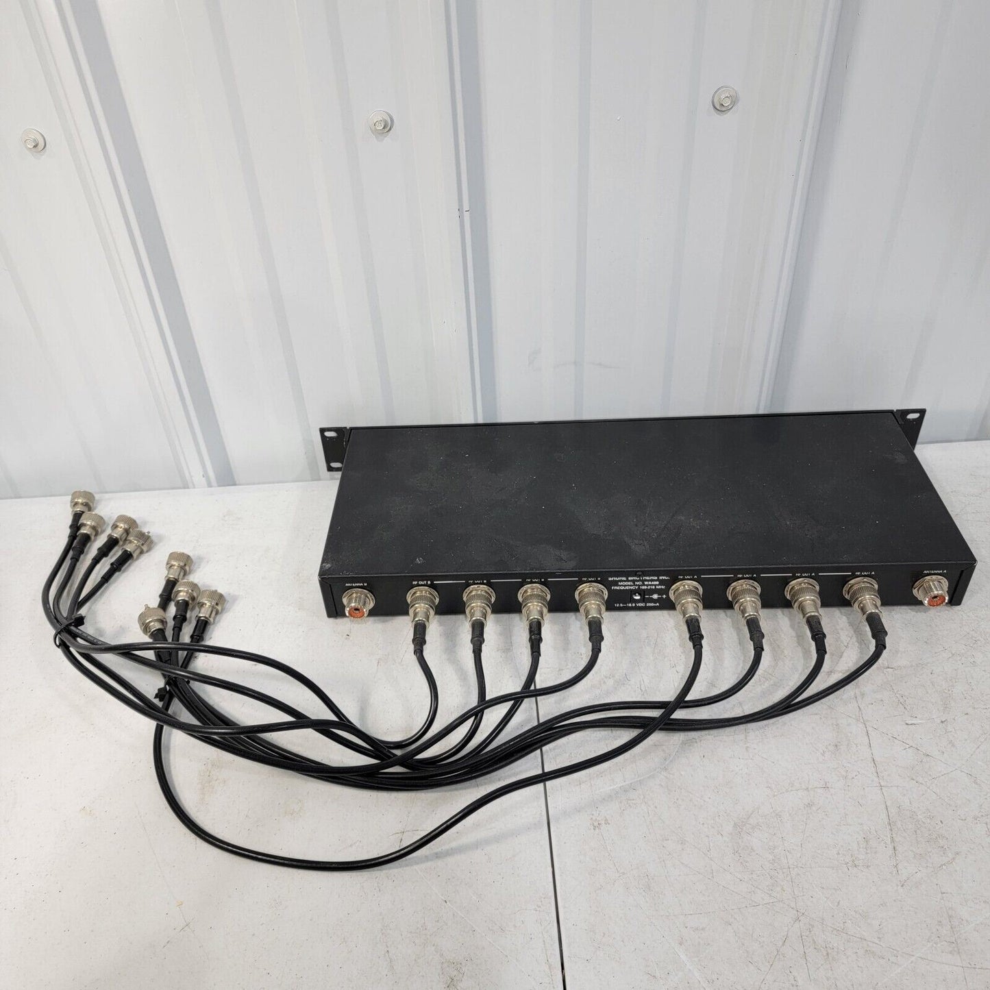 Shure WA400 Antenna Splitter w/ Connecting Cables 169-216MHz