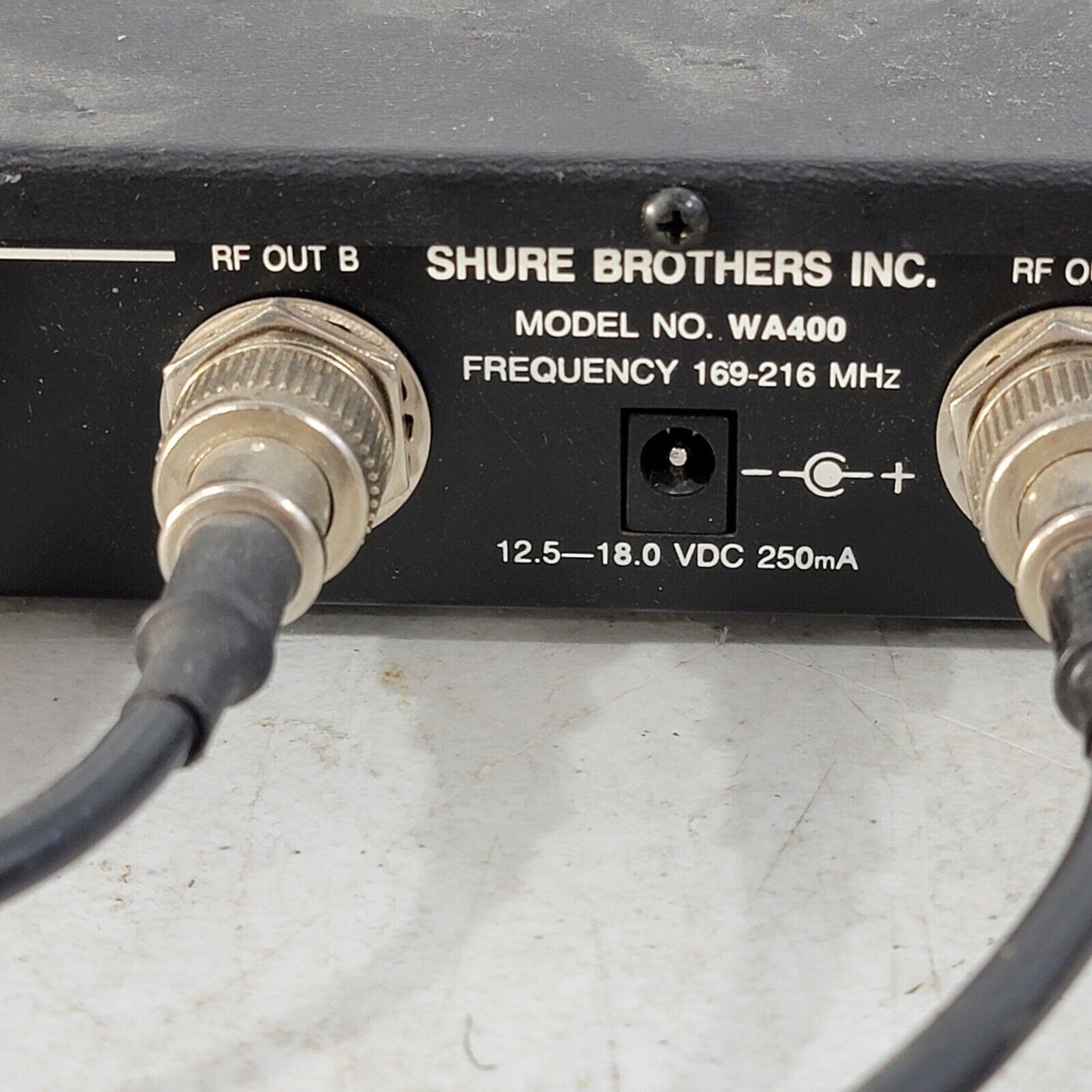 Shure WA400 Antenna Splitter w/ Connecting Cables 169-216MHz