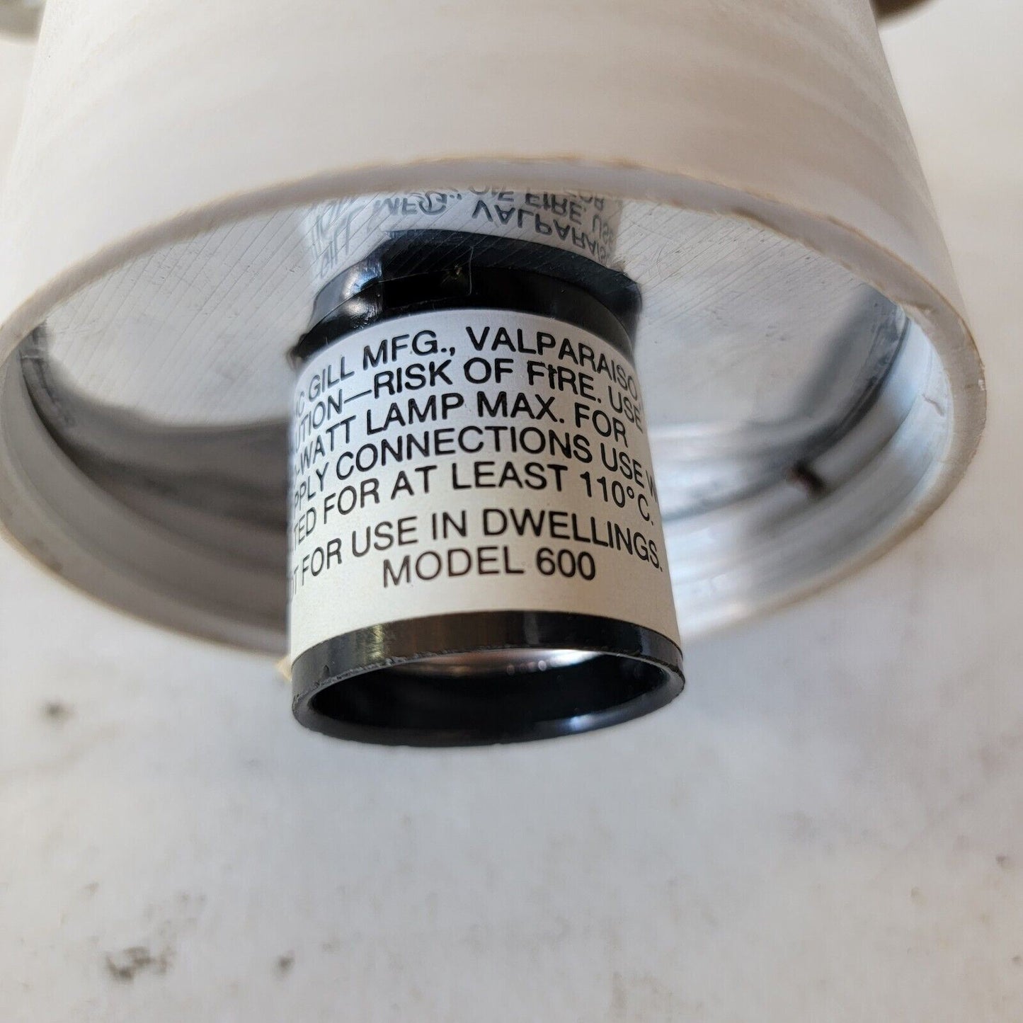 McGill 600 Utility Light, Incandescent, Max 150 Watts w/ Carlon E960GLB Glass