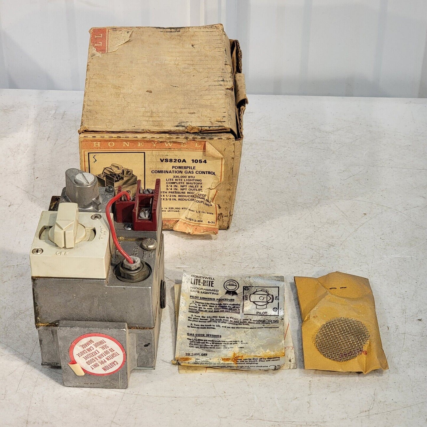 Honeywell VS820A1054 PowerPile Millivolt Gas Valve 3/4 x 3/4