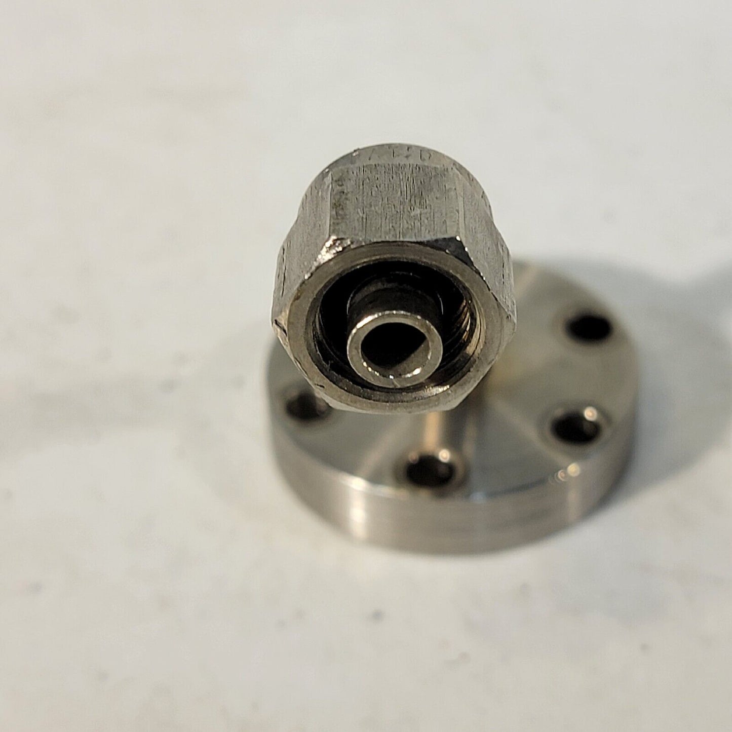 DN16CF 1.33" Mini CF to 1/4" Female Swagelok Fitting Adapter 90° Elbow