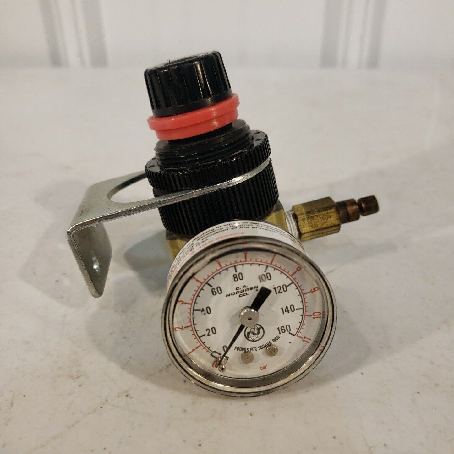 CA Norgren R07-100-RGKA Valve Regulator w/PSI Gauge