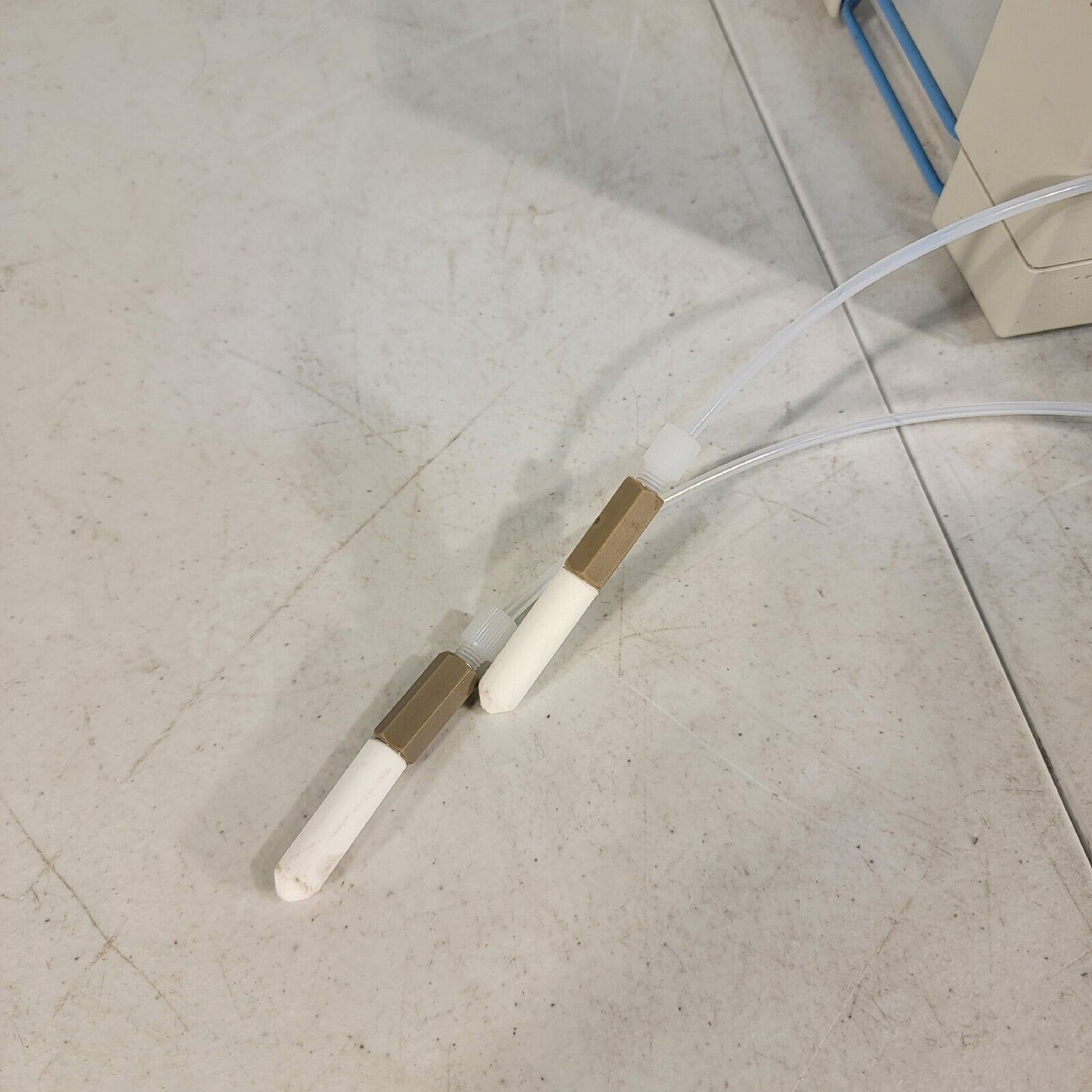 Dionex HPLC Solvent Bottle Holder 2x Bottle w/ Solvent Lids and Heads