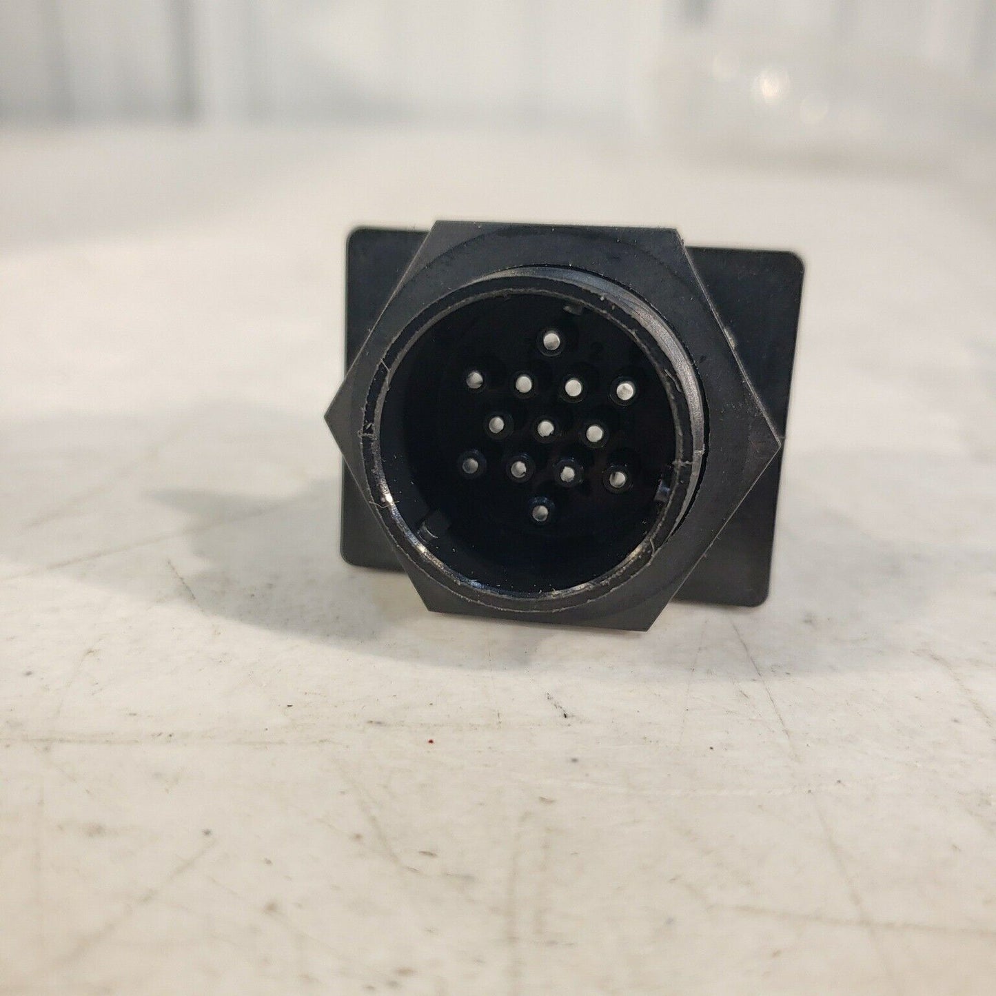 AMP 863863 13-pin Circular Connector 22-28 AWG