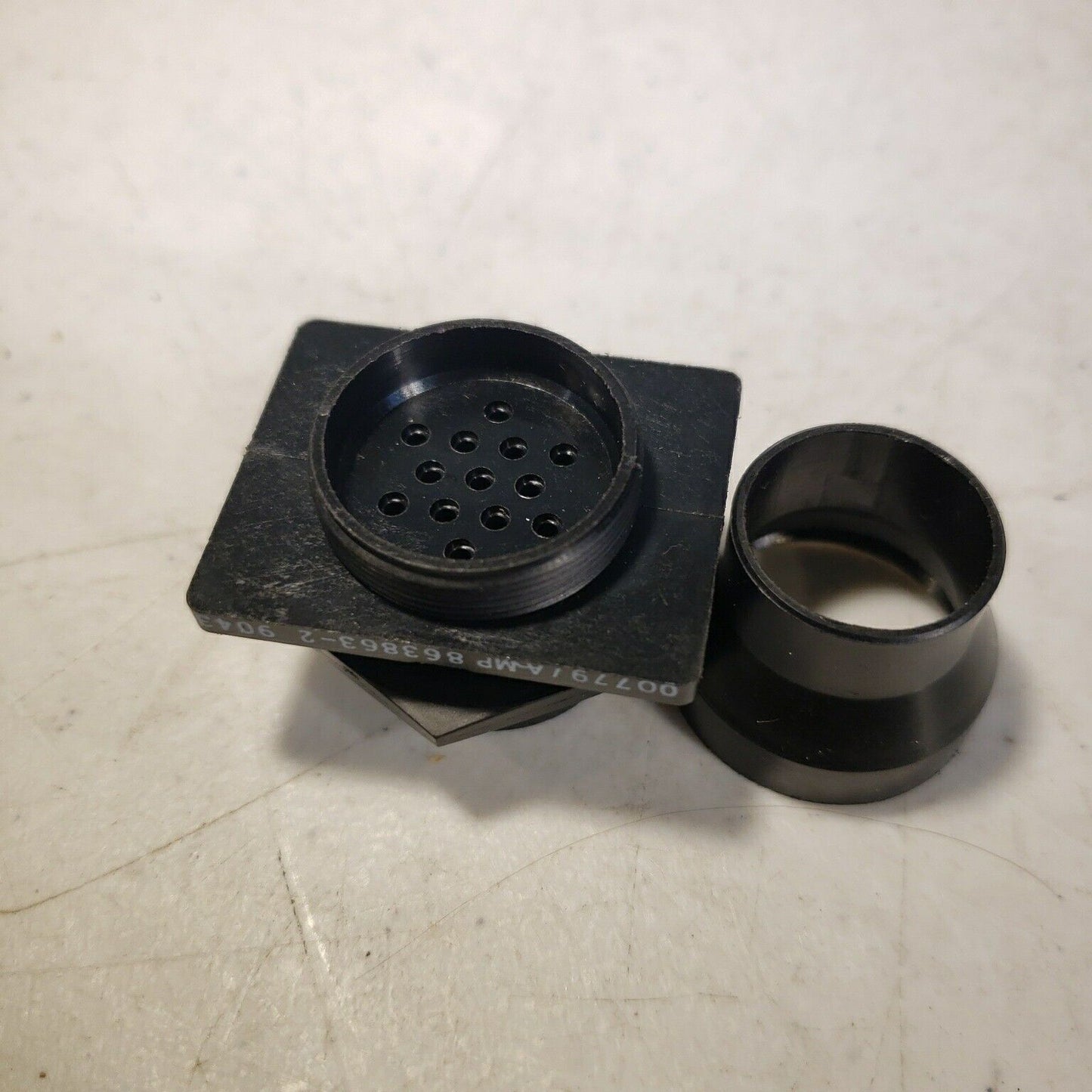 AMP 863863 13-pin Circular Connector 22-28 AWG
