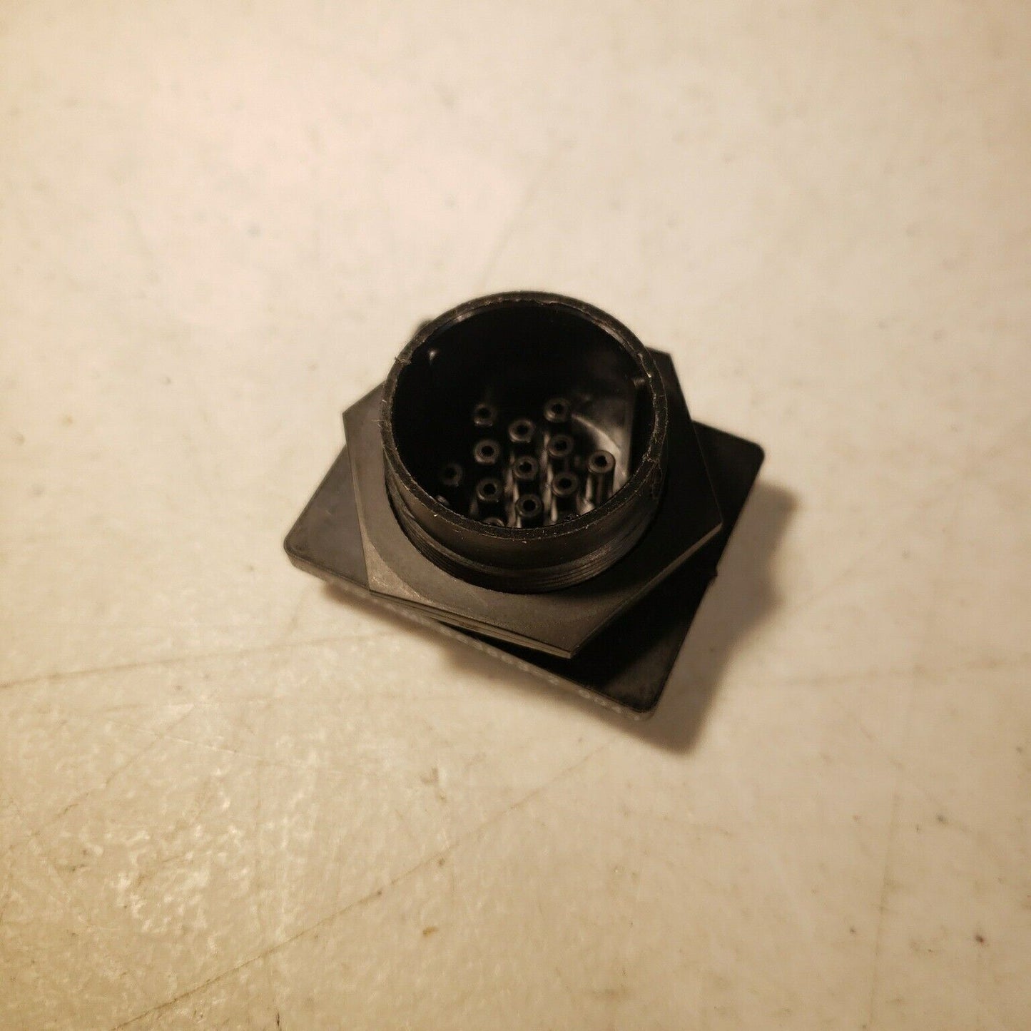 AMP 863863 13-pin Circular Connector 22-28 AWG