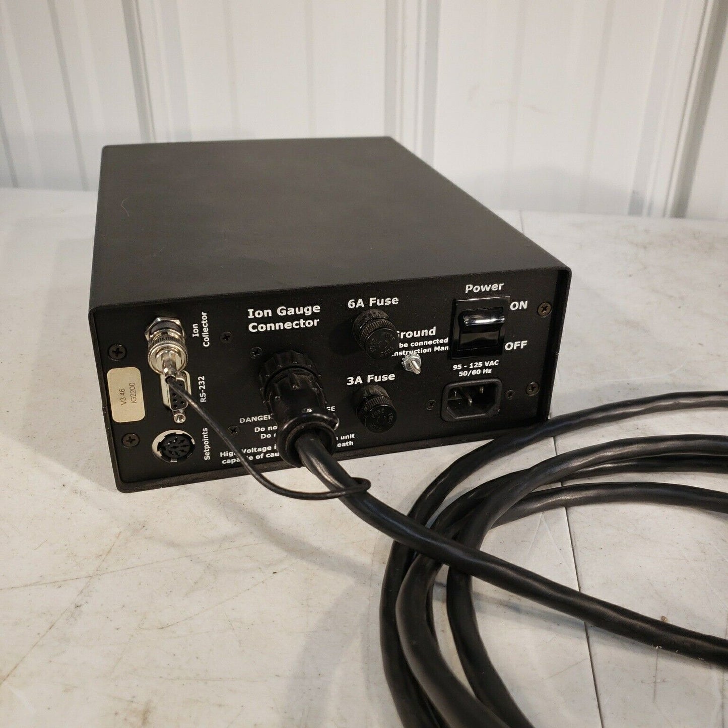 KJL Kurt Lesker JC Controls IG2200 Ion Gauge Vacuum Controller w Cable Connector