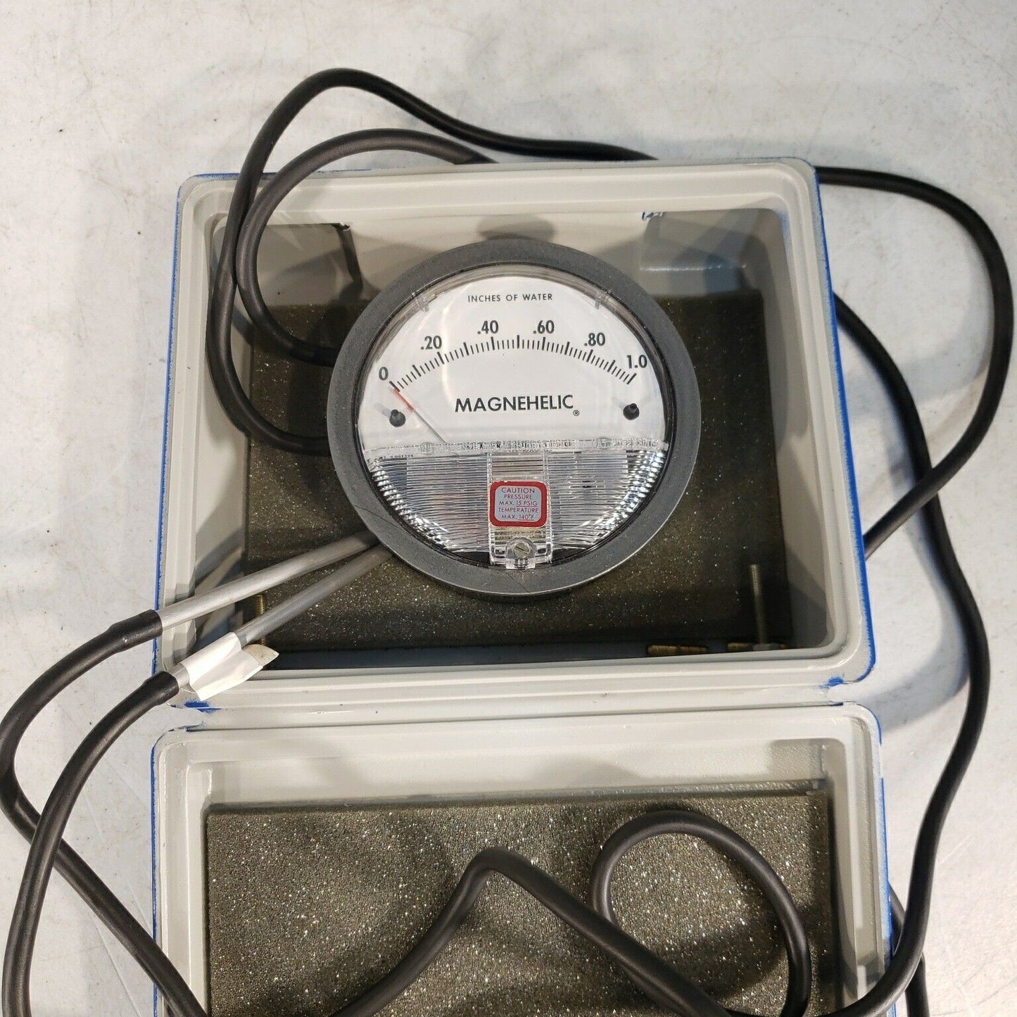 DWYER Magnehelic Pressure Gauge 2001 w/ Case