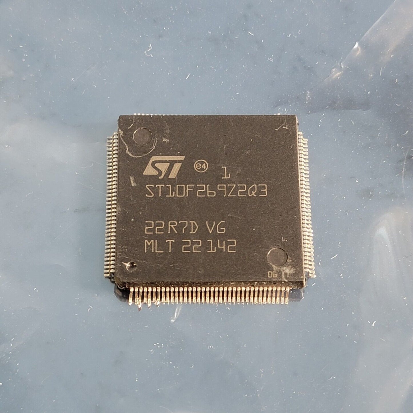 ST Chip ST10F269Z2Q3 16-bit Microcontrollers - MCU 256K Flash 12K RAM