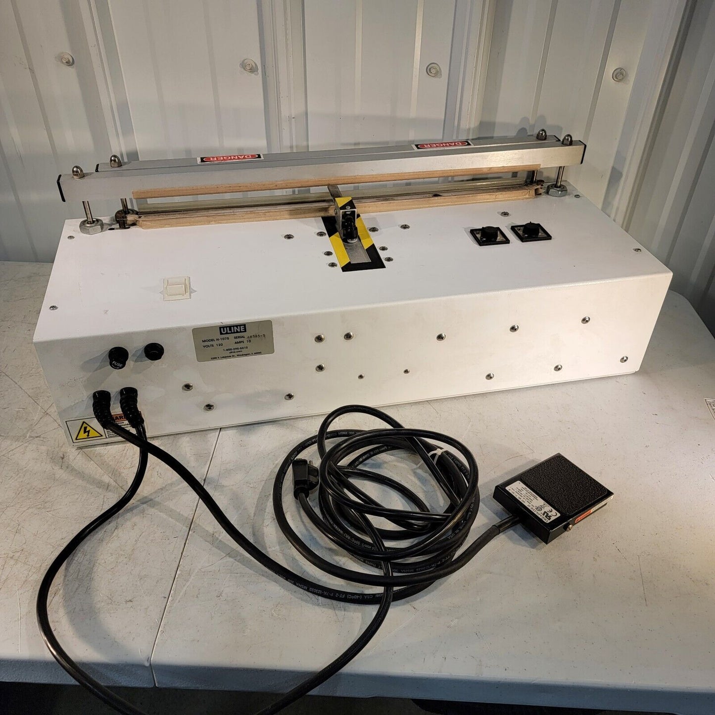 ULINE H-1075 120V 10A Vacuum 20" Bag Sealer - Tested Works