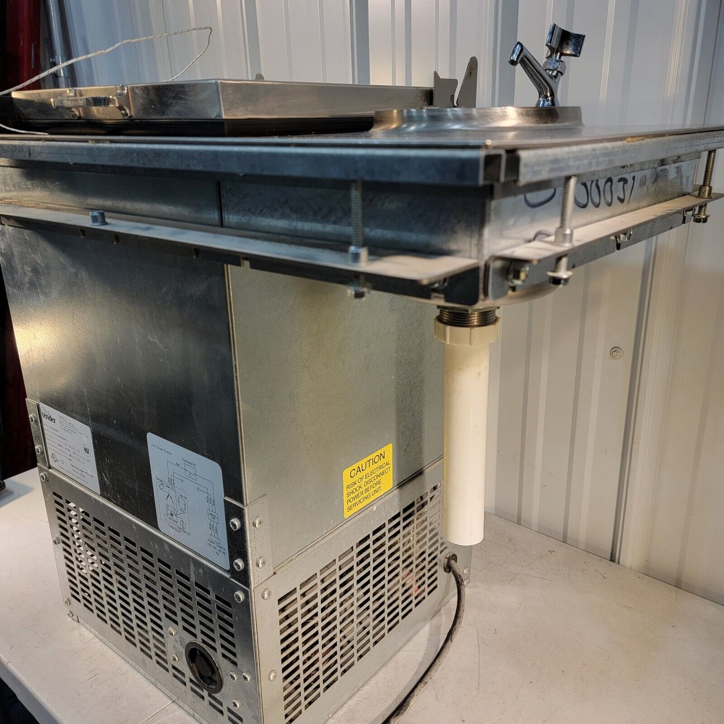 Glastender DI-FR-DW Ice Cream Freezer with Dipper Well, Drop-in, 18" x 24" Top