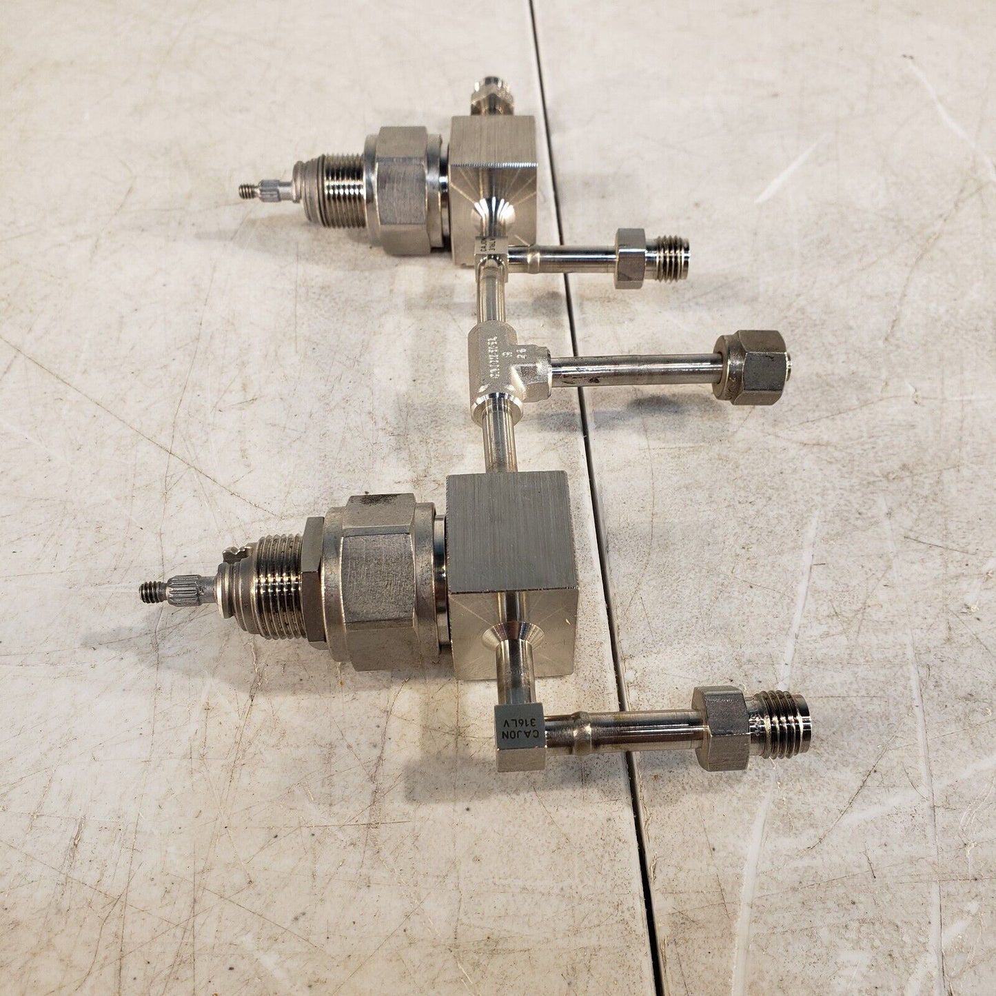 2x Nupro 6LV-DLBW4 666422 Valves, 1/4" Tubing and 1/4" Swagelok Ends High Vacuum