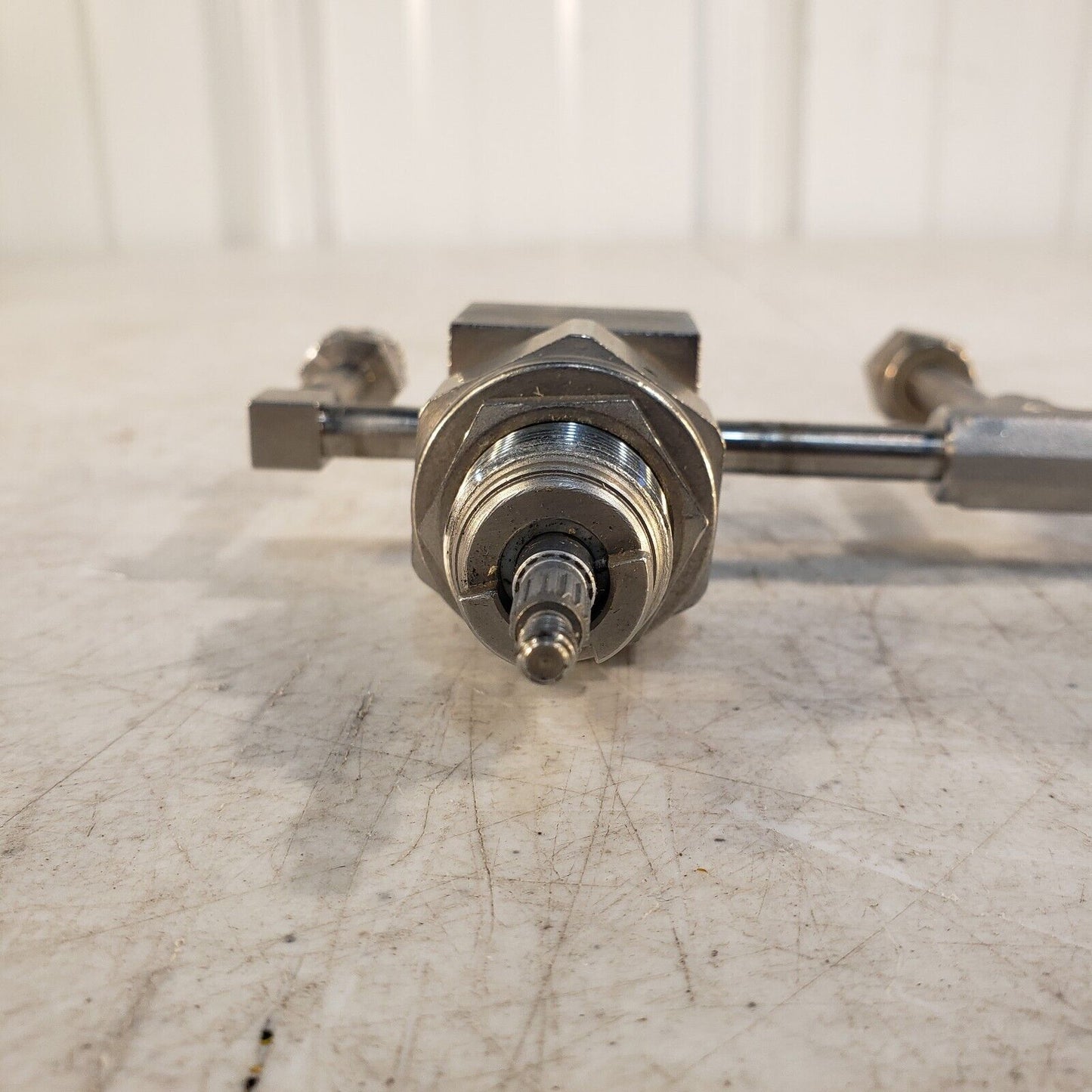 2x Nupro 6LV-DLBW4 666422 Valves, 1/4" Tubing and 1/4" Swagelok Ends High Vacuum